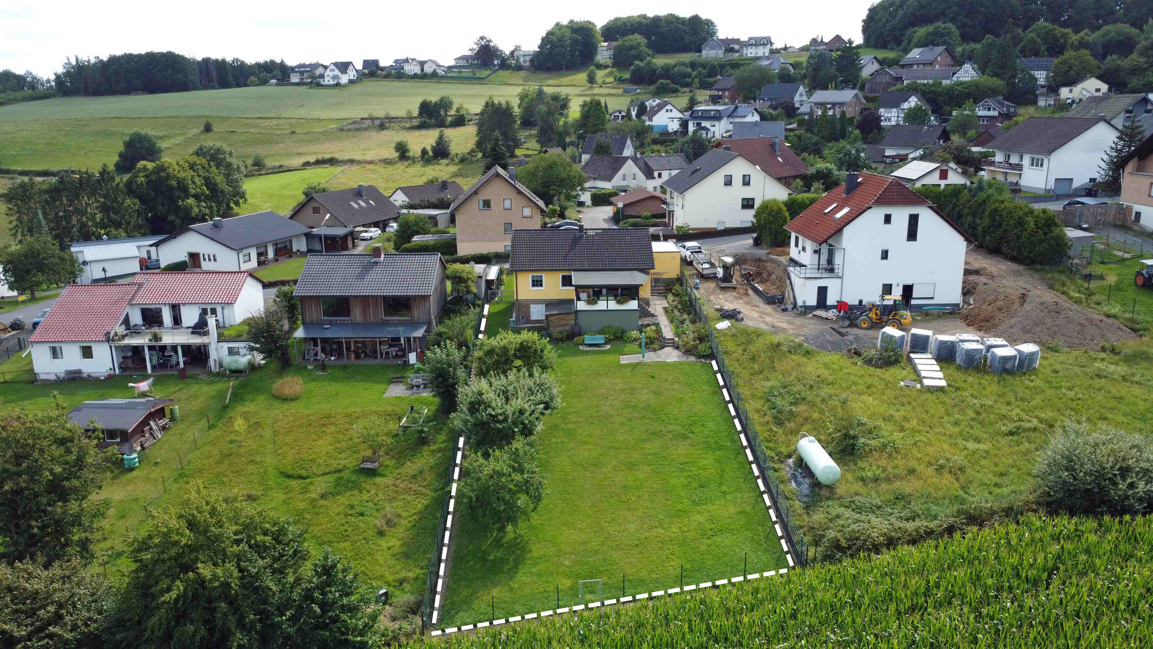 Morsbach-Katzenbach: Gepflegter Bungalow mit großem Garten, Rückansicht: großer Garten mit Obstbäumen