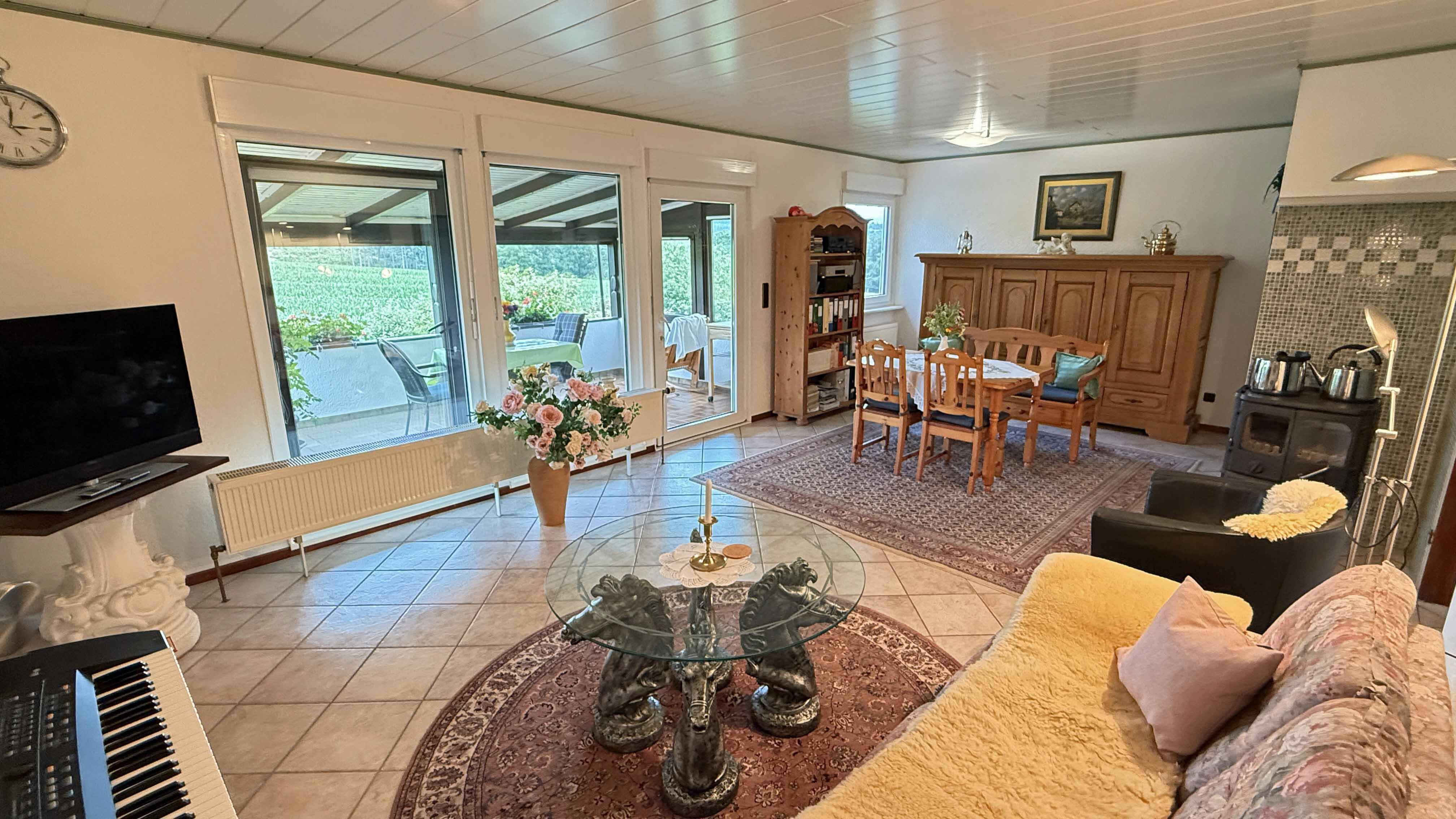 Morsbach-Katzenbach: Gepflegter Bungalow mit großem Garten, 31 m² großes Wohnzimmer mit Kamin und...