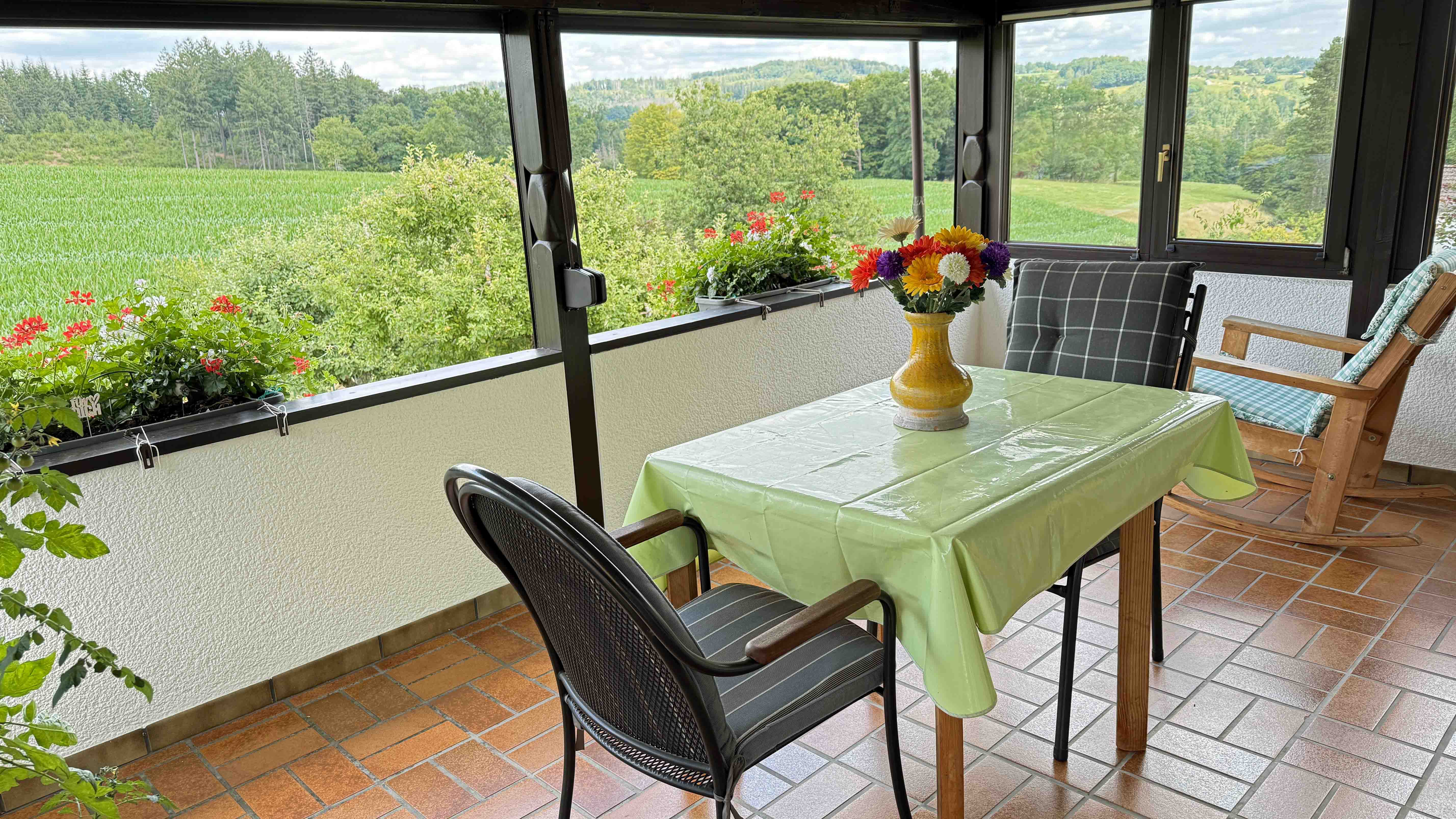Morsbach-Katzenbach: Gepflegter Bungalow mit großem Garten, ...Wintergarten (17,5 m²) und diesem Panoramablick