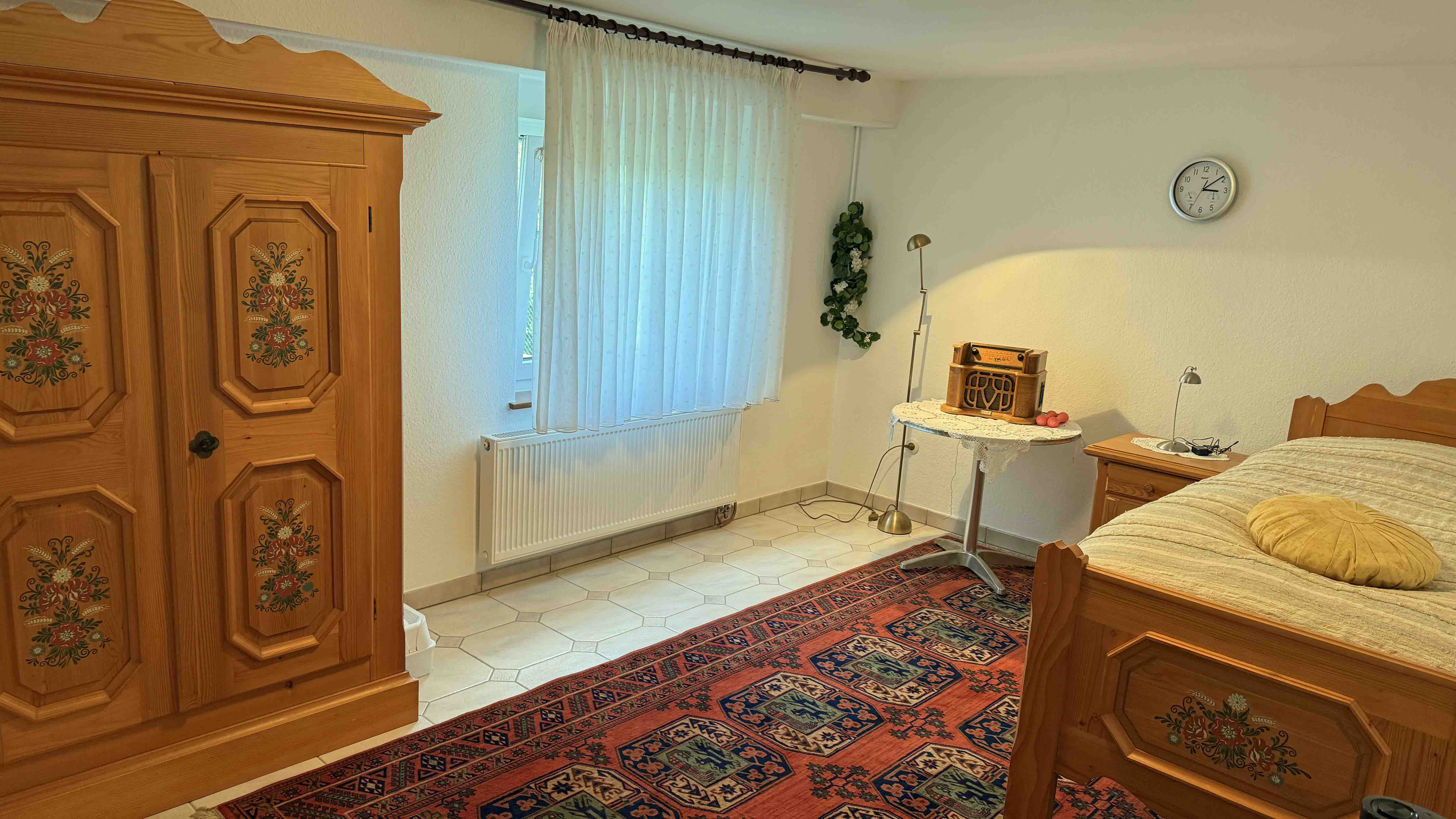 Morsbach-Katzenbach: Gepflegter Bungalow mit großem Garten, ...das (Gäste-/ Arbeits-) Zimmer im UG (17,2 m²)