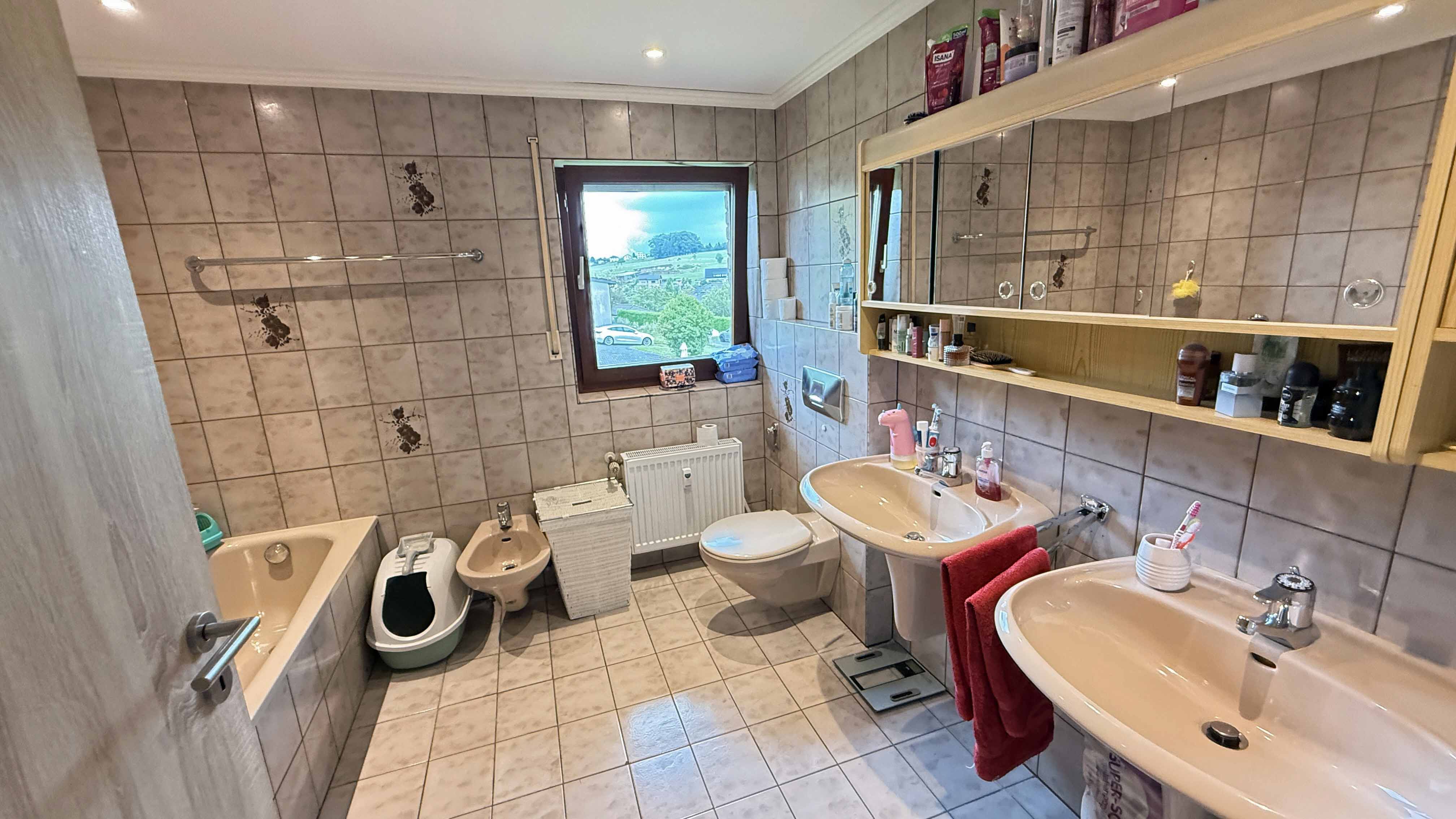 Morsbach-Alzen: 3-Familienhaus - herrlich am Ortsrand gelegen, Bad Wng. EG mit Wanne und Dusche (h.d.Tür)