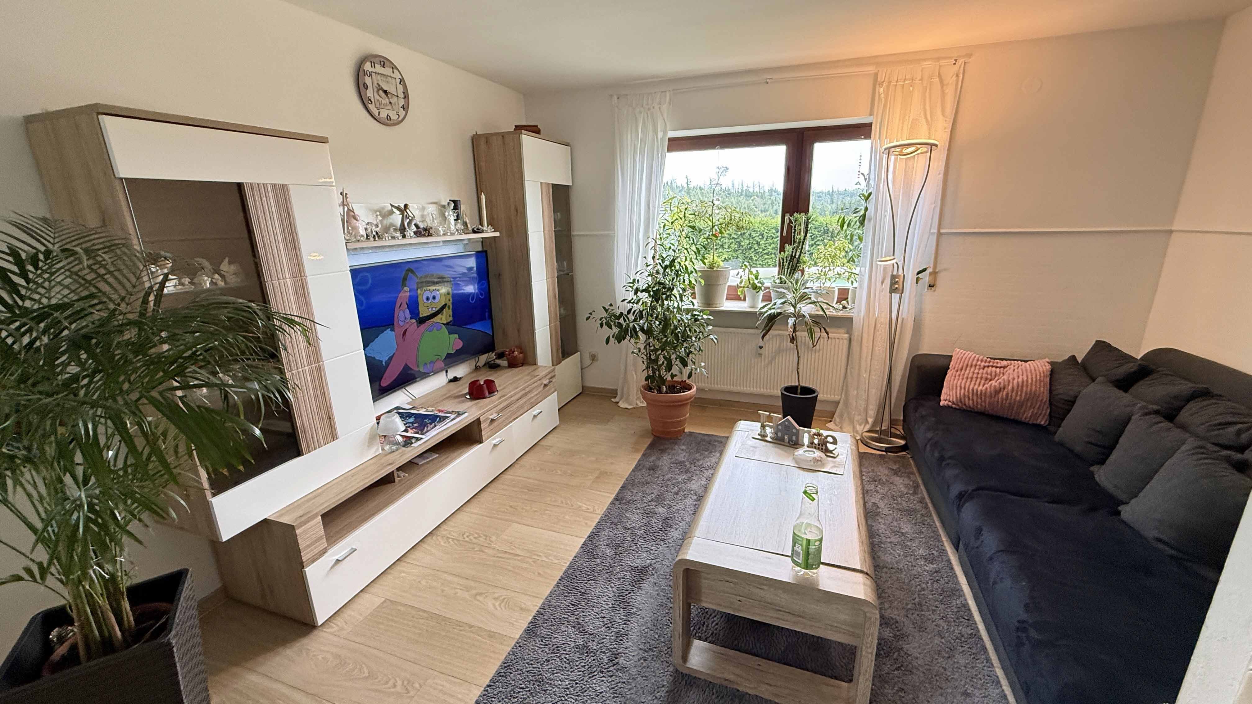 Morsbach-Alzen: 3-Familienhaus - herrlich am Ortsrand gelegen, Wng UG (58 m²), hier: Wohn-/ Esszimmer 21 m² 