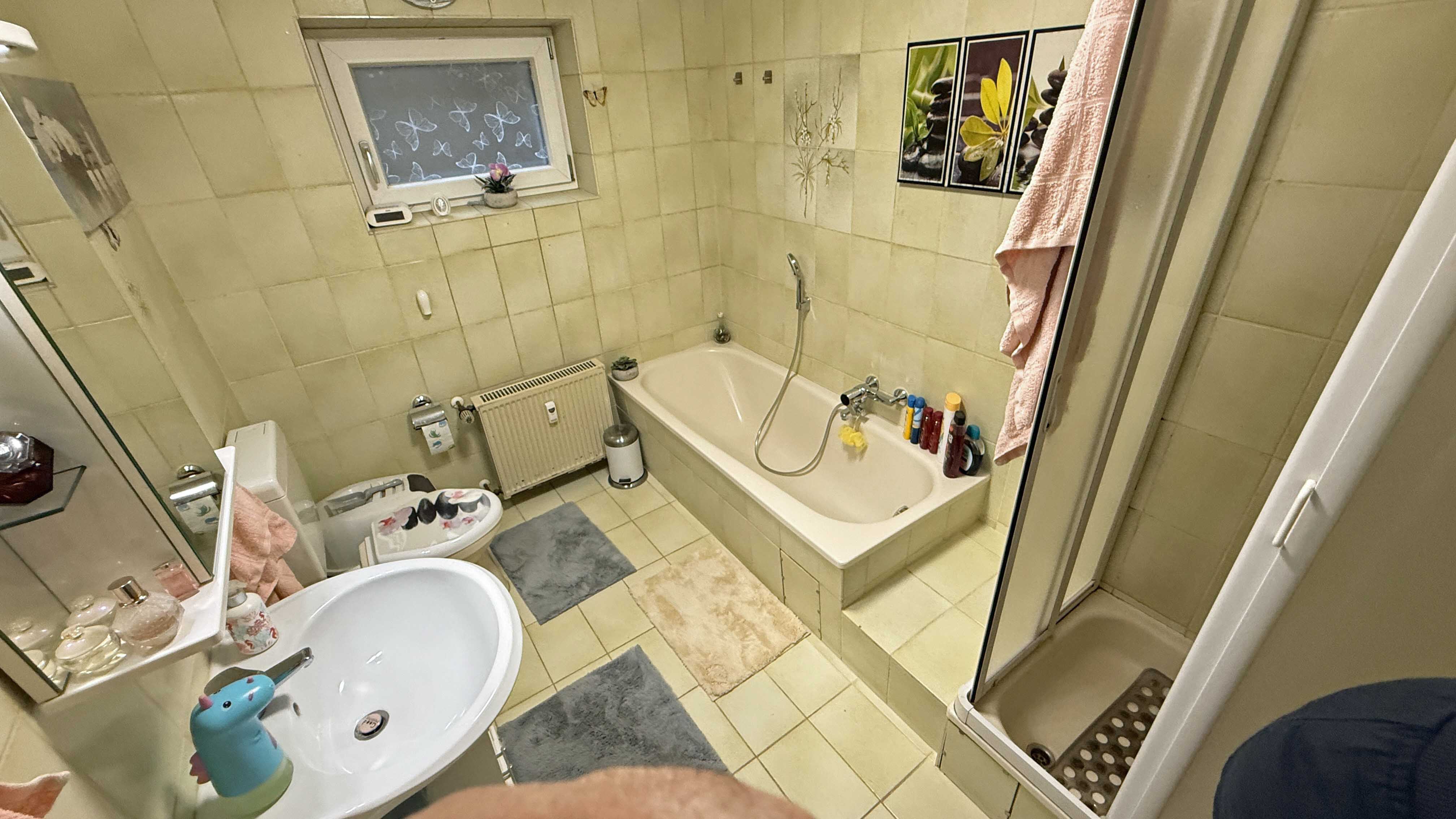 Morsbach-Alzen: 3-Familienhaus - herrlich am Ortsrand gelegen, Bad, Wng UG mit Du und Wanne
