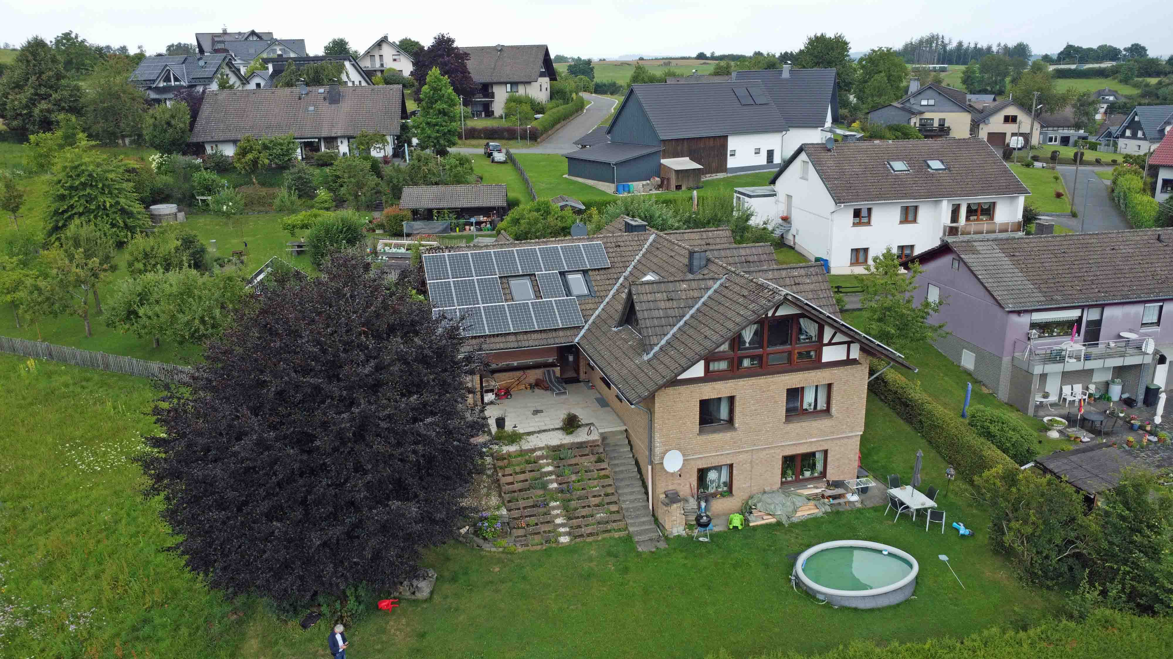 Morsbach-Alzen: 3-Familienhaus - herrlich am Ortsrand gelegen, Hausrück-/ Garten-/ Südseite mit großer Terrasse