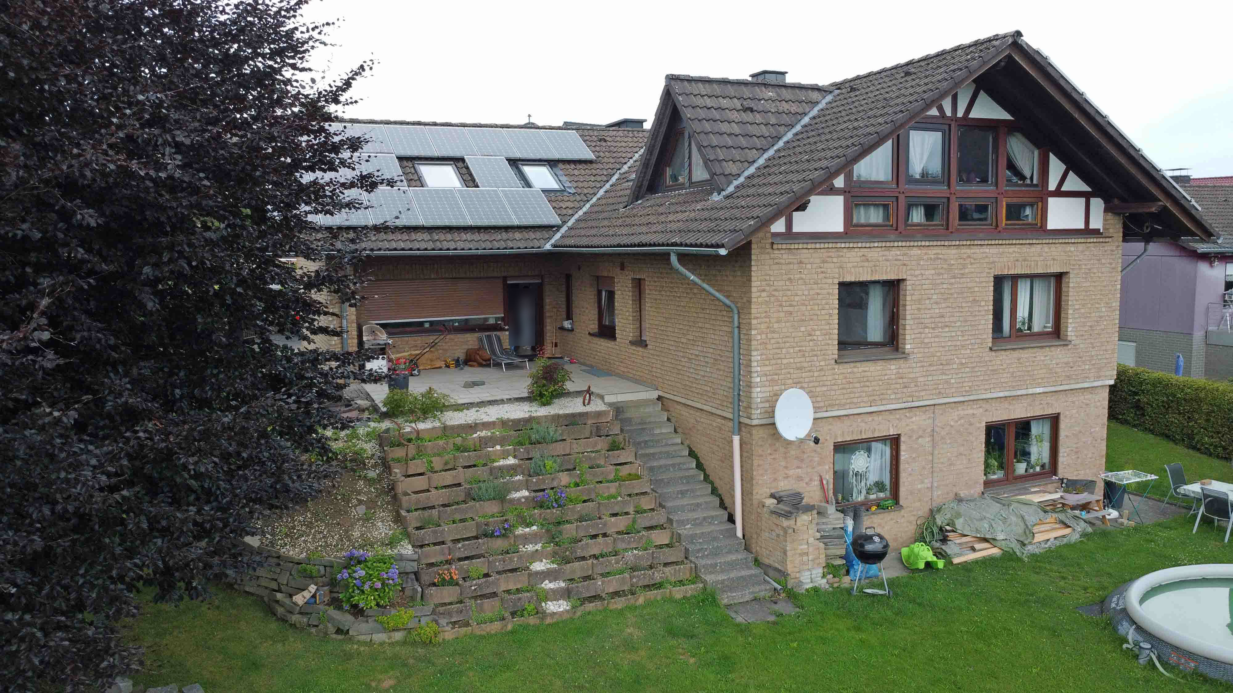 Morsbach-Alzen: 3-Familienhaus - herrlich am Ortsrand gelegen, 25 m² große, überdachte Terrasse ... 