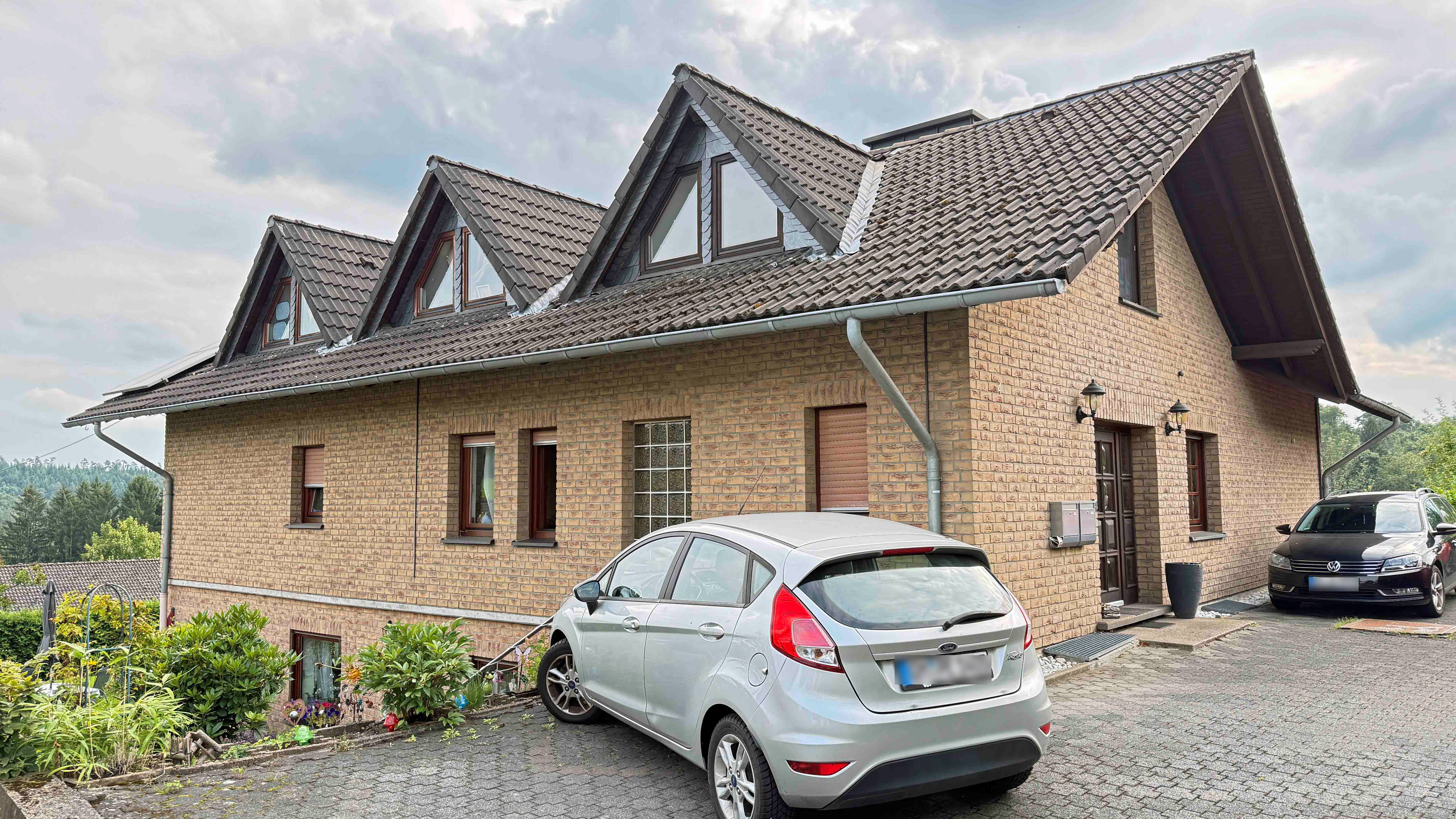 Morsbach-Alzen: 3-Familienhaus - herrlich am Ortsrand gelegen, Parkplätze direkt vor der Haustür