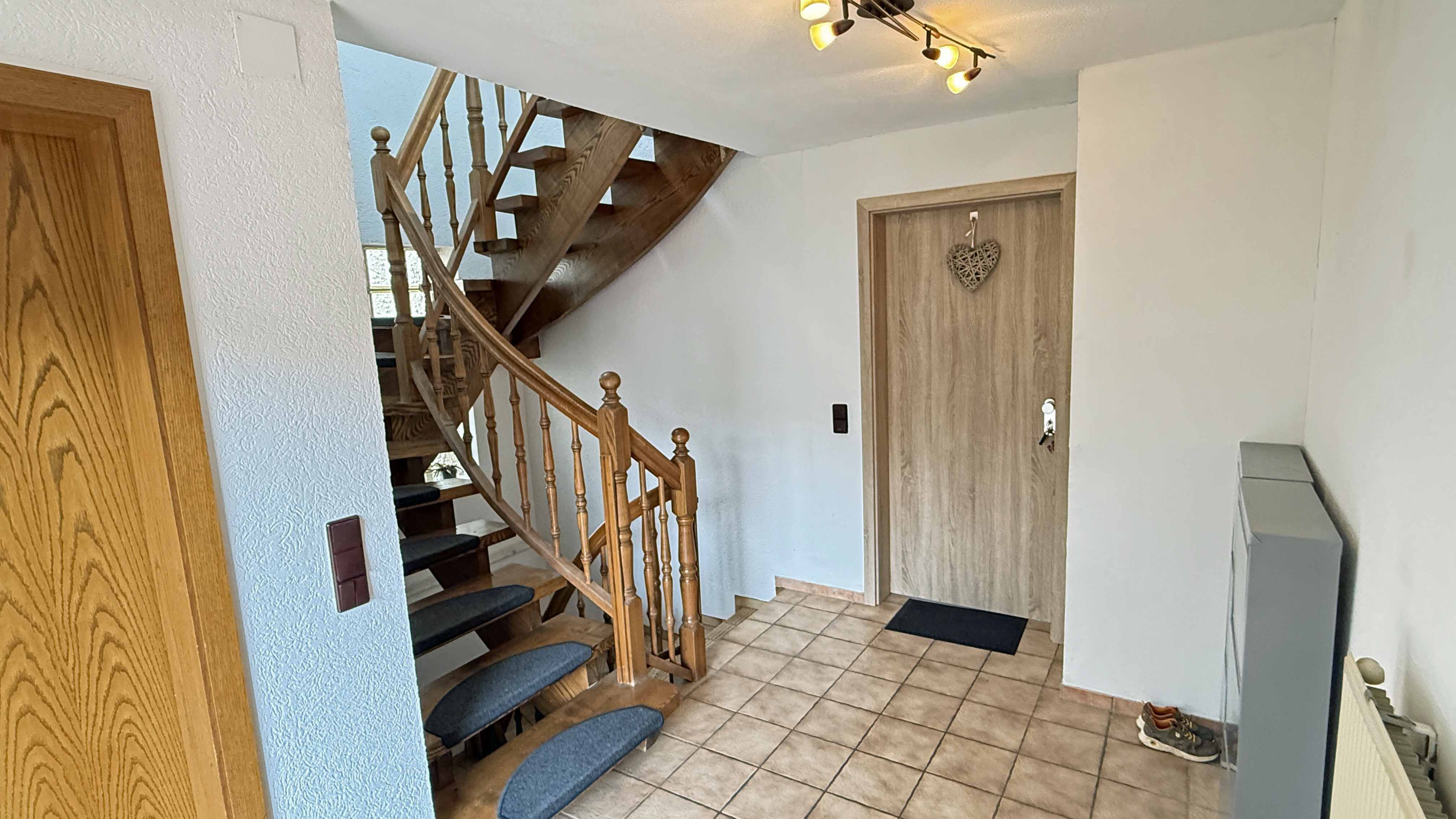 Morsbach-Alzen: 3-Familienhaus - herrlich am Ortsrand gelegen, re: Eingang Wng EG 119 m²; Treppe z. Wng DG 110 m²