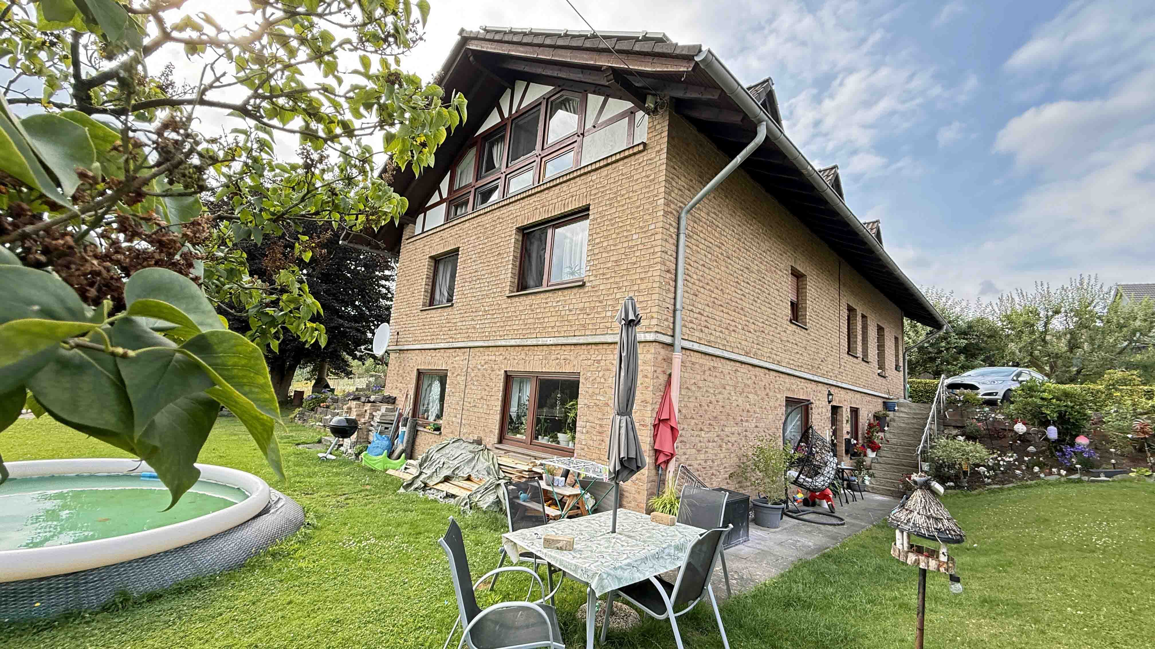 Morsbach-Alzen: 3-Familienhaus - herrlich am Ortsrand gelegen, Treppe zum Nebeneingang/ UG und Garten 