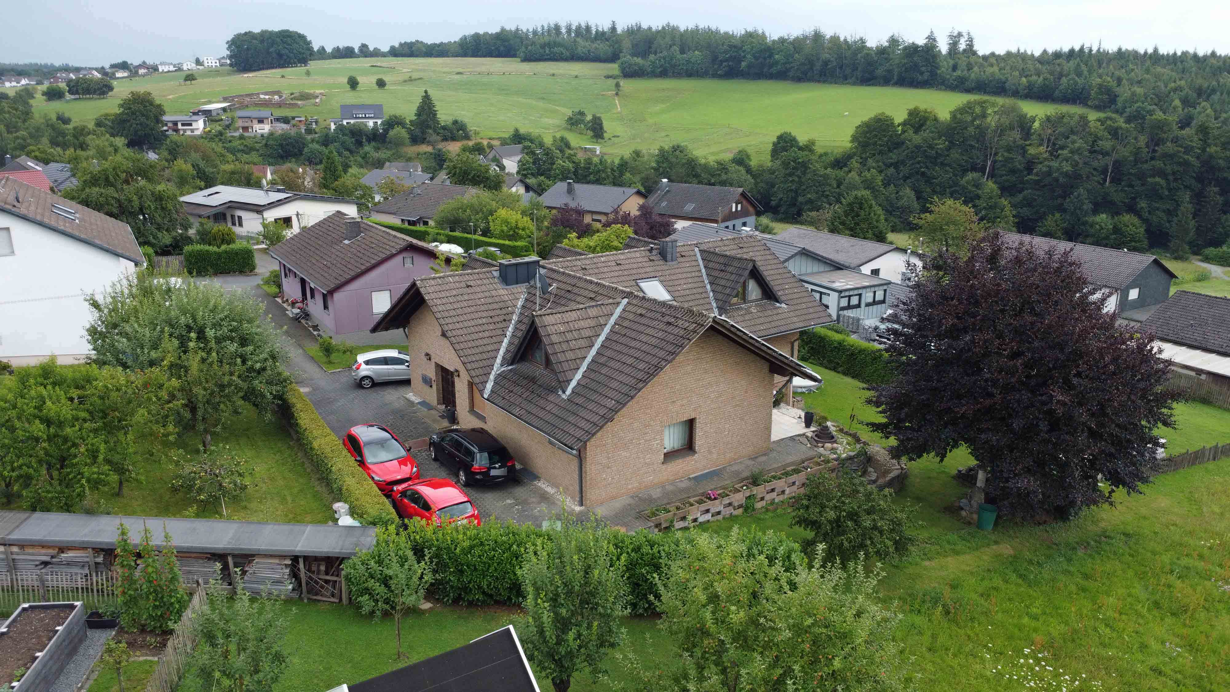 Morsbach-Alzen: 3-Familienhaus - herrlich am Ortsrand gelegen, Eingangsfront mit privater Zufahrt