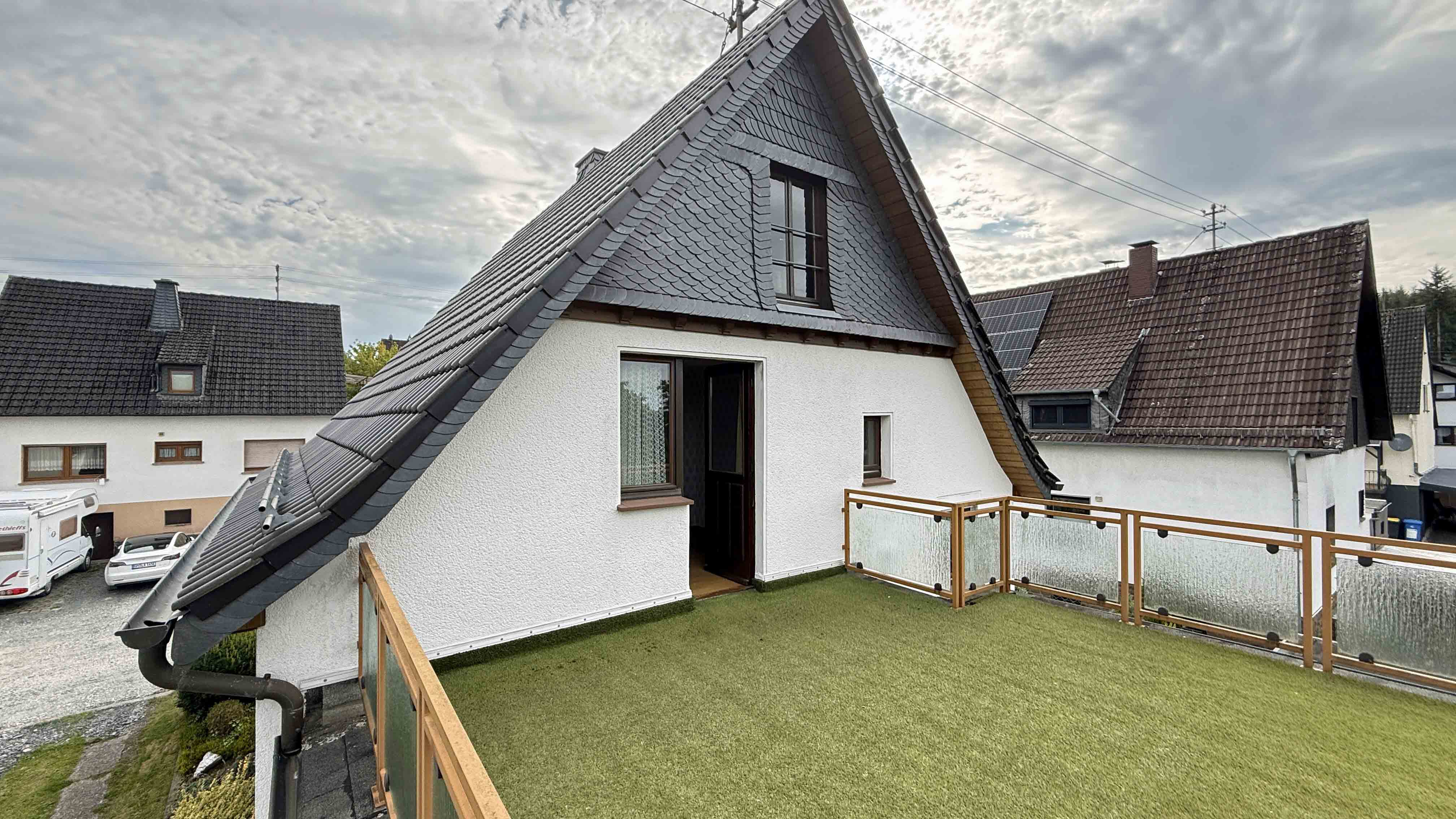 Wissen: Älteres EFH mit Garten, Garage und Dachterrasse, 3 Schlafzimmer im DG; eines mit Dachterrasse