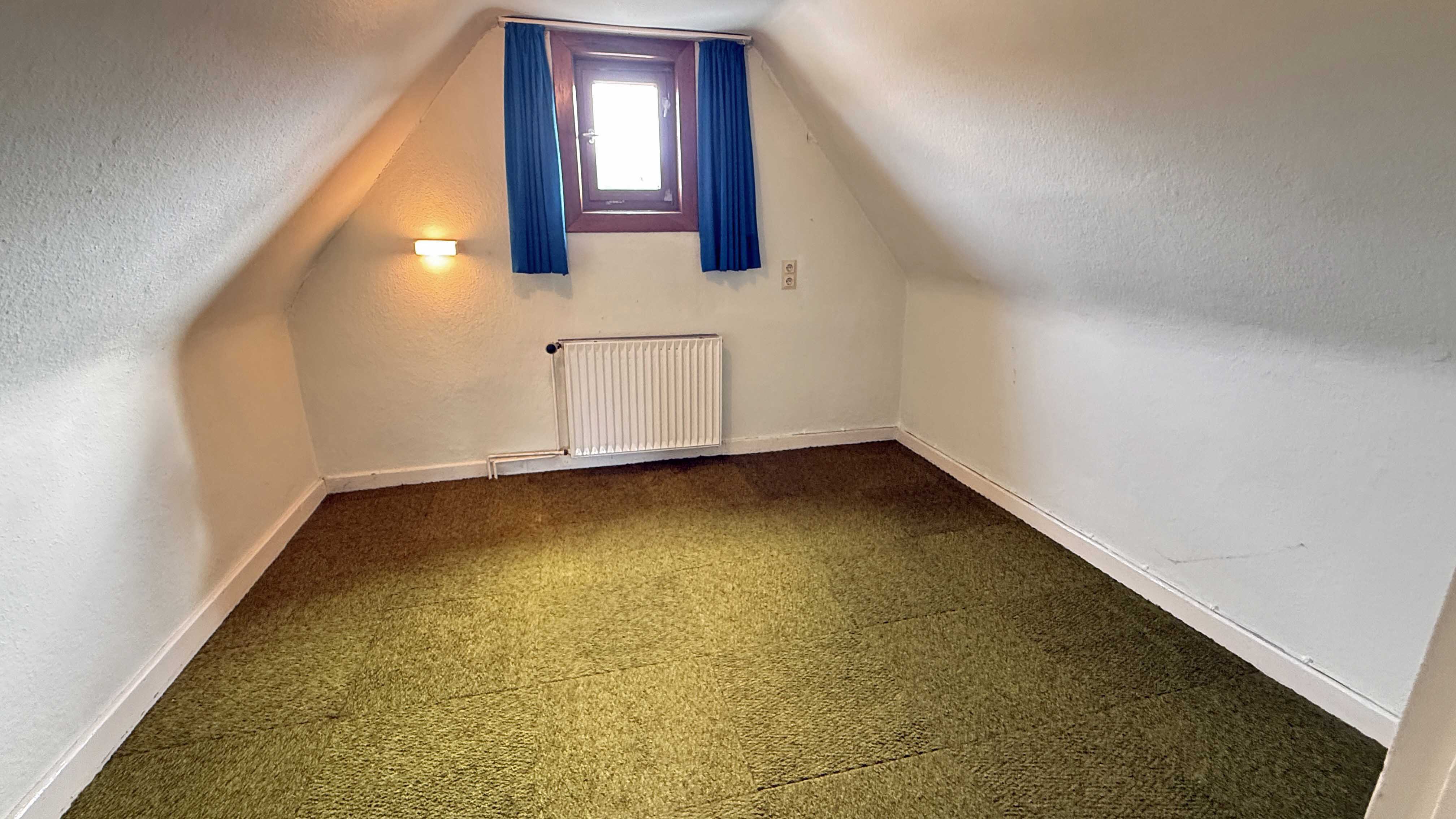 Wissen: Älteres EFH mit Garten, Garage und Dachterrasse, zwei zusätzliche "Notzimmer" auf dem Spitzboden
