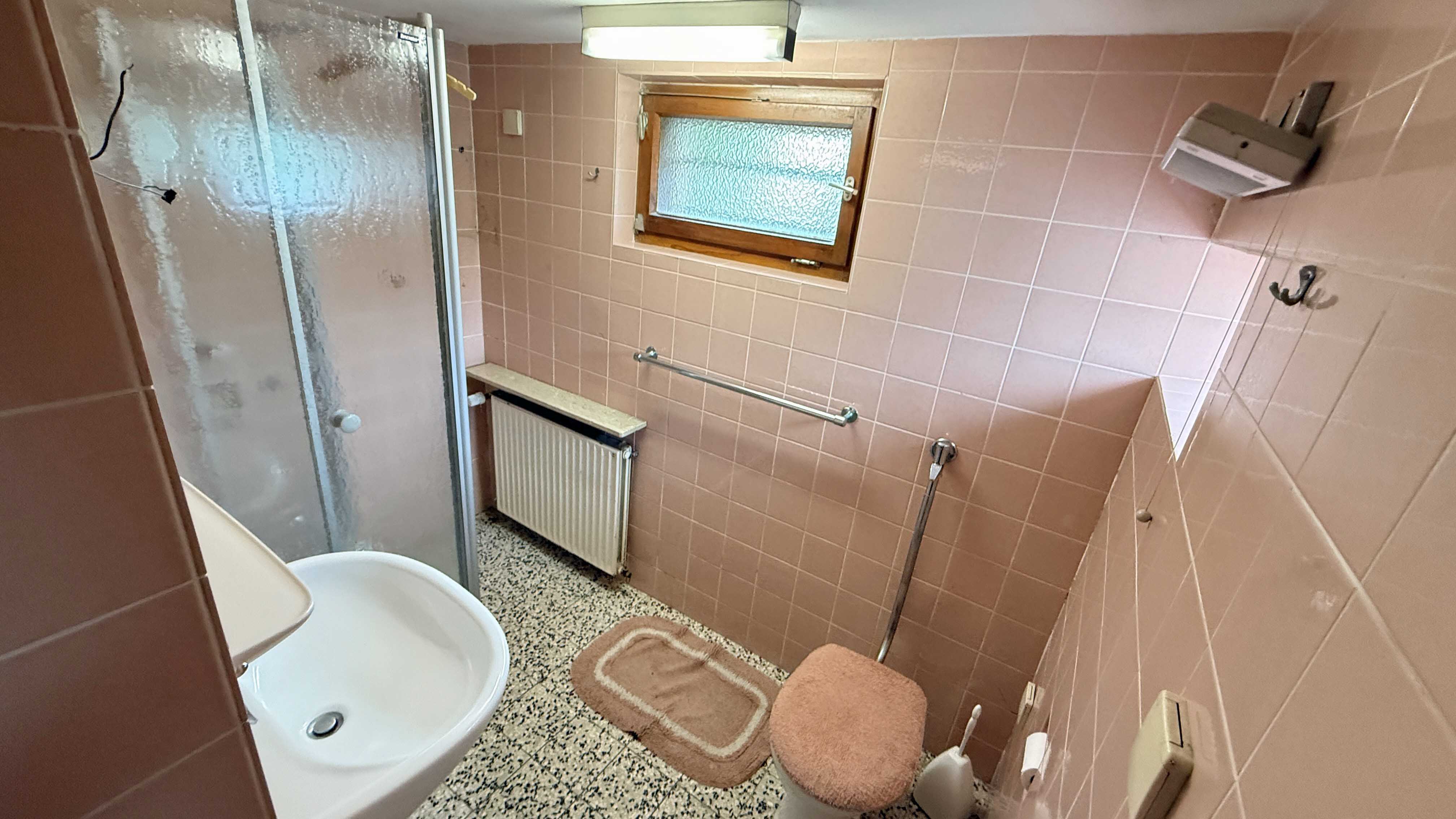 Wissen: Älteres EFH mit Garten, Garage und Dachterrasse, zweites Bad/ WC im Keller 