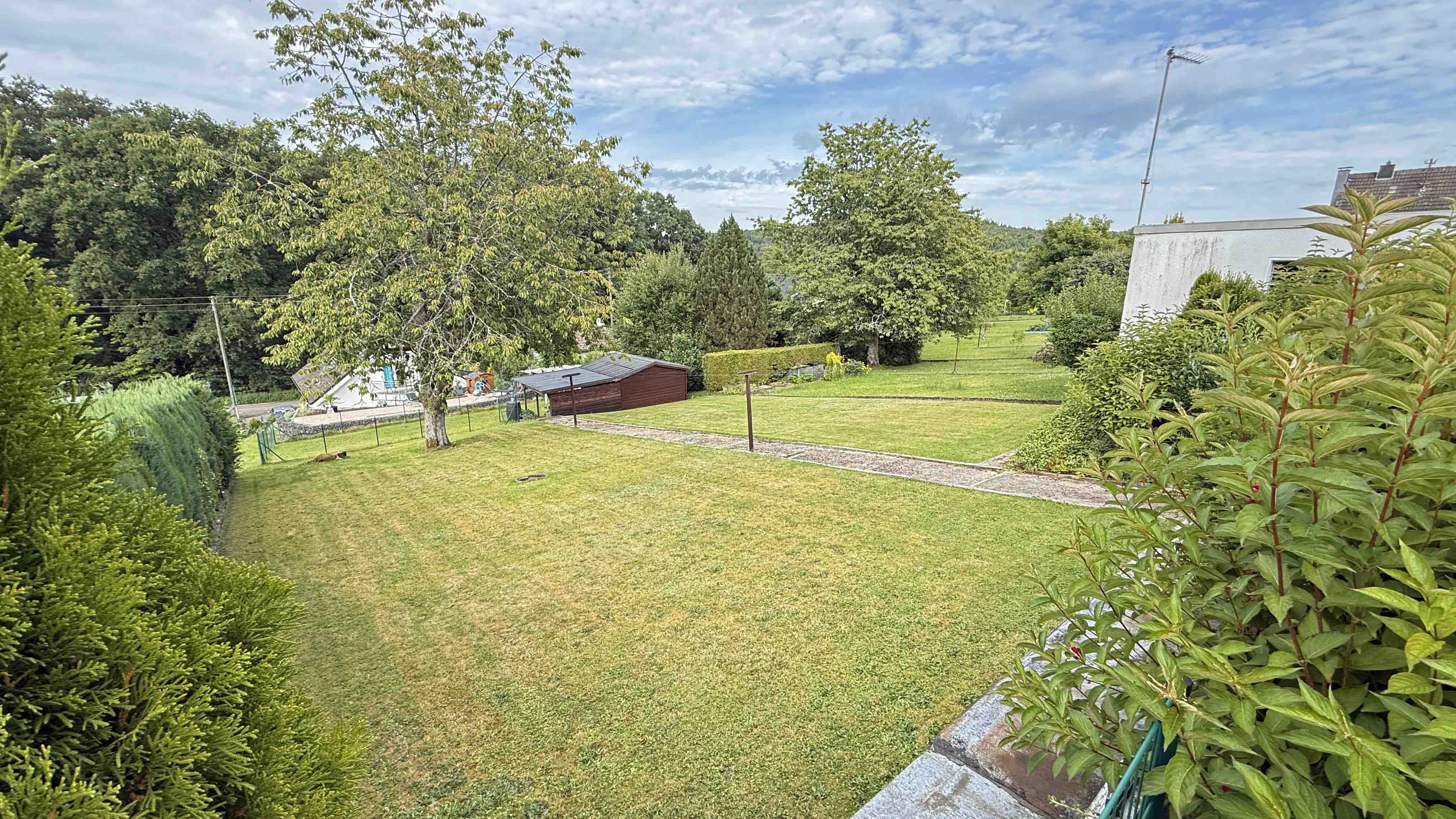 Wissen: Älteres EFH mit Garten, Garage und Dachterrasse, Garten (insges. 723 m² Grundstück) 