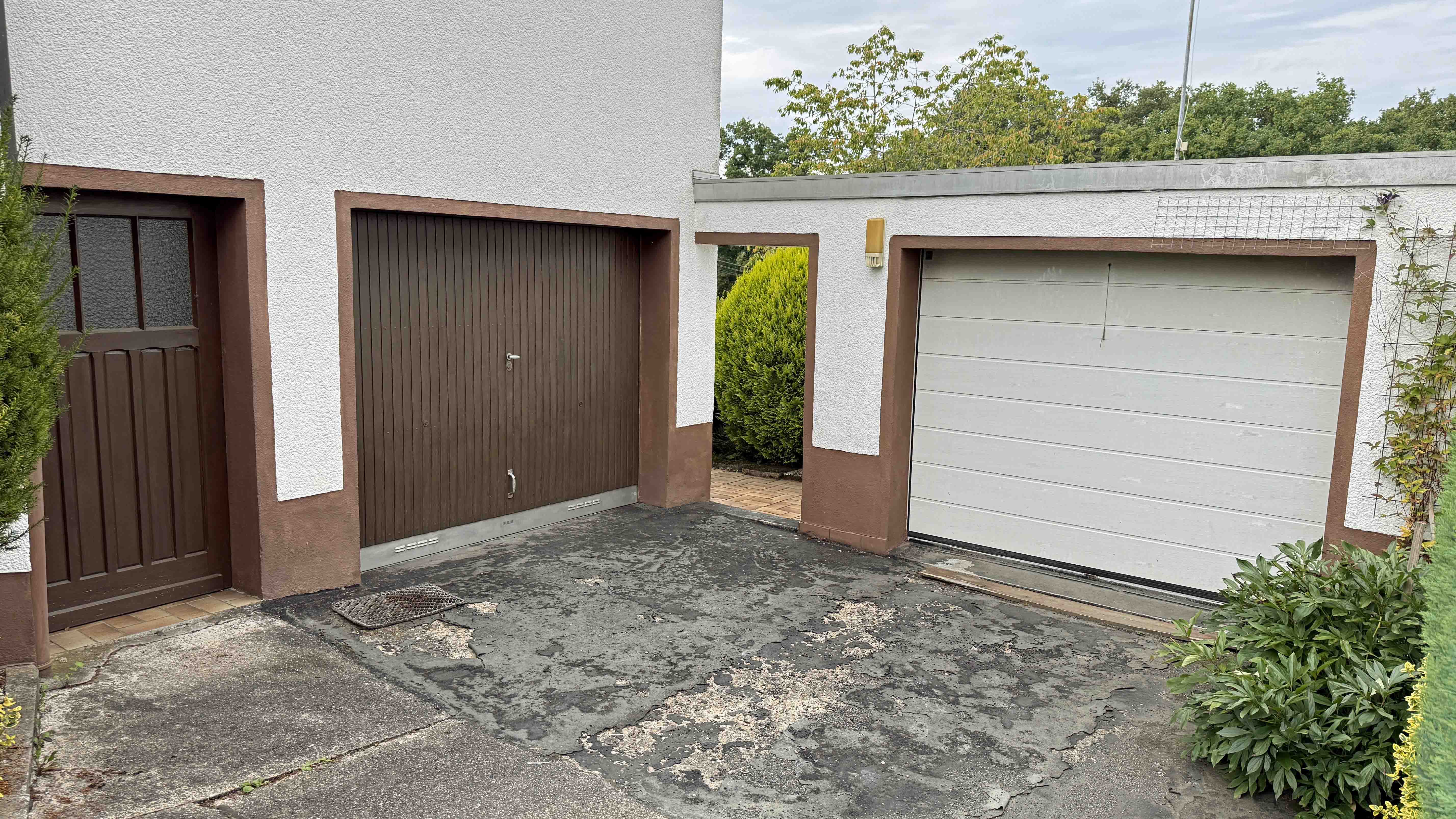 Wissen: Älteres EFH mit Garten, Garage und Dachterrasse, 2 Garagen. Links: Nebeneingang zum Keller