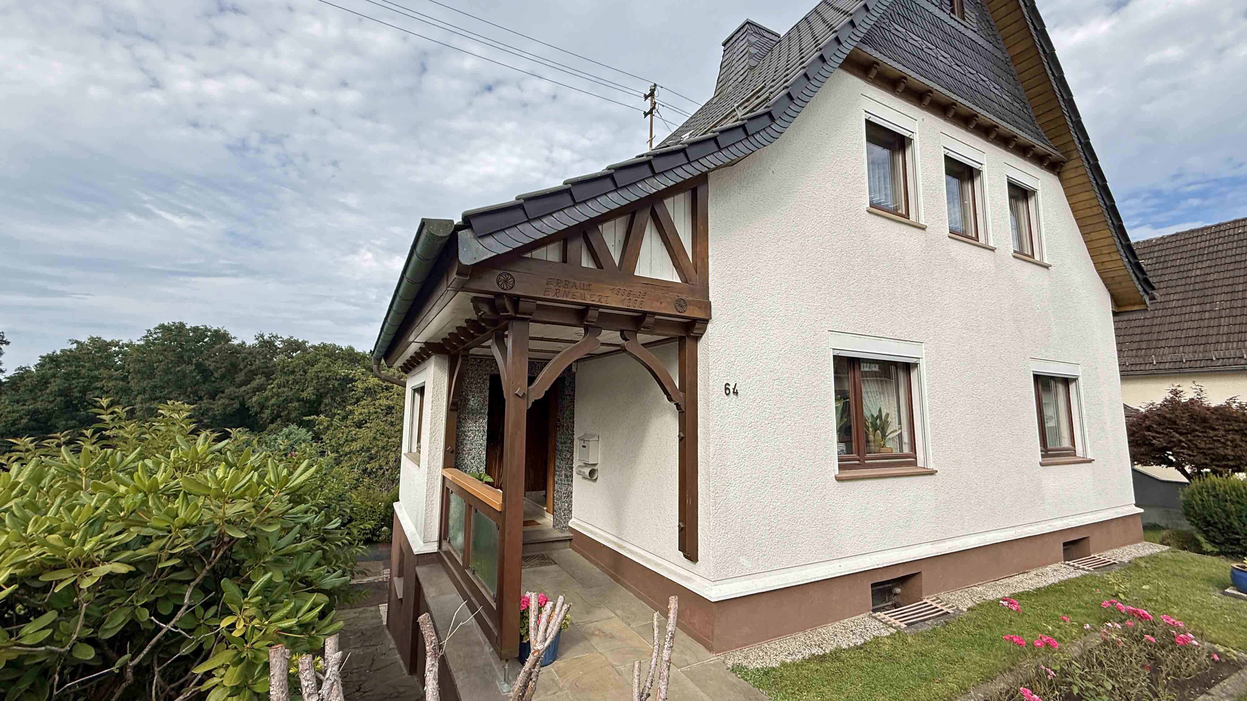 Wissen: Älteres EFH mit Garten, Garage und Dachterrasse, Vorderseite: Überdachter Eingang mit Windfang
