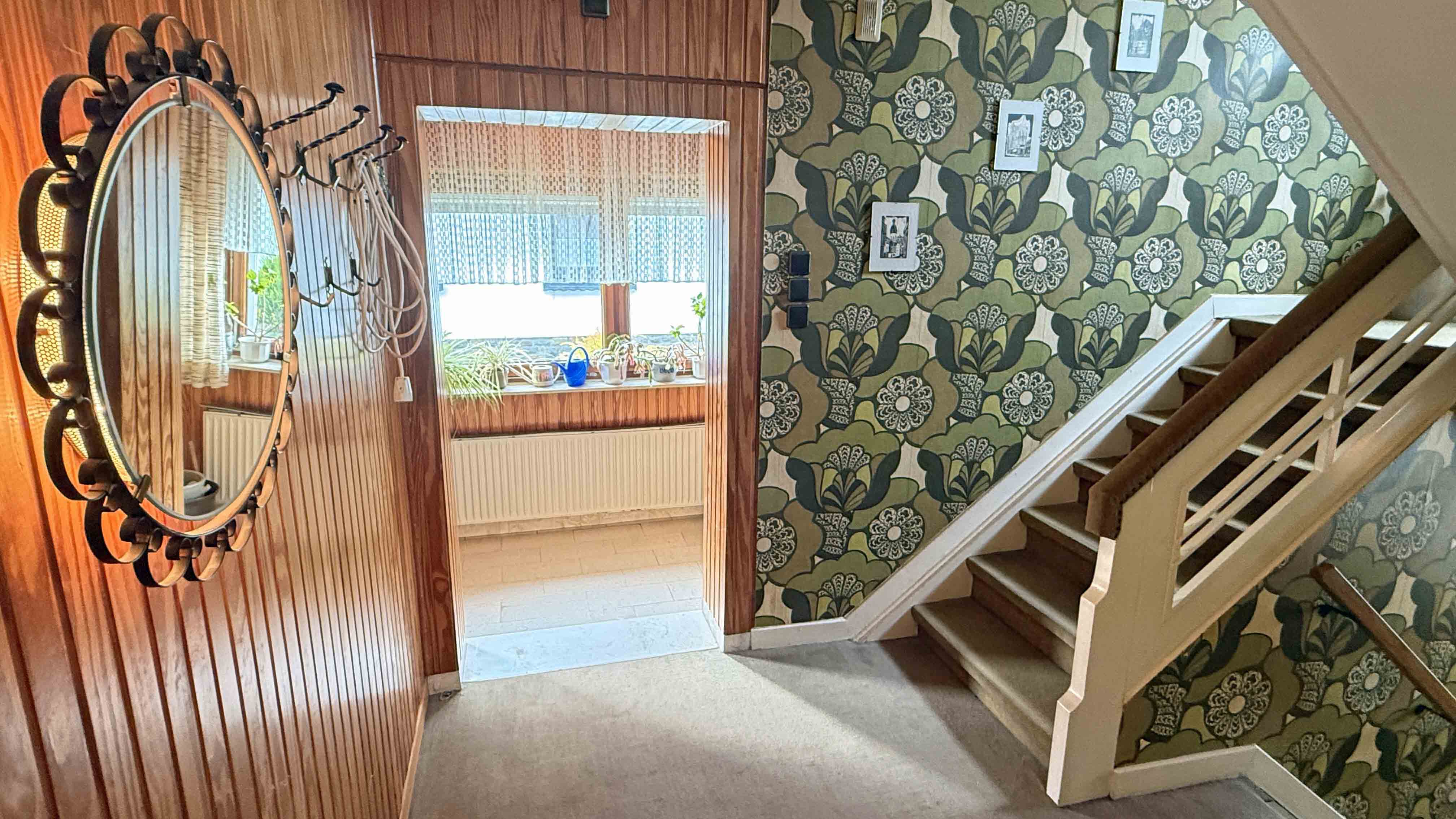 Wissen: Älteres EFH mit Garten, Garage und Dachterrasse, Hauseingang mit Windfang, Garderobe, Holztreppe...