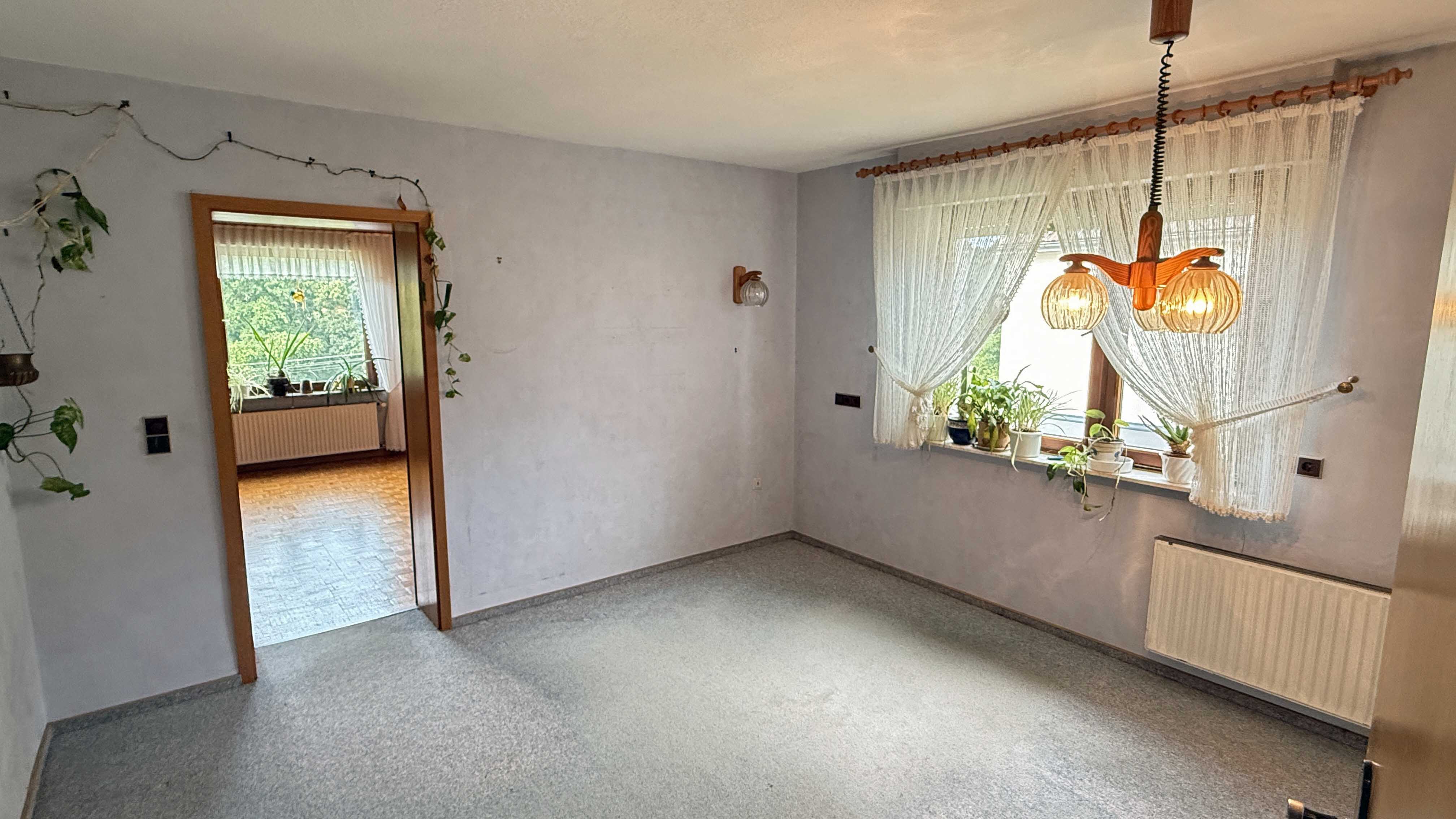 Wissen: Älteres EFH mit Garten, Garage und Dachterrasse, Essdiele (14,3 m²) als Übergang zum...