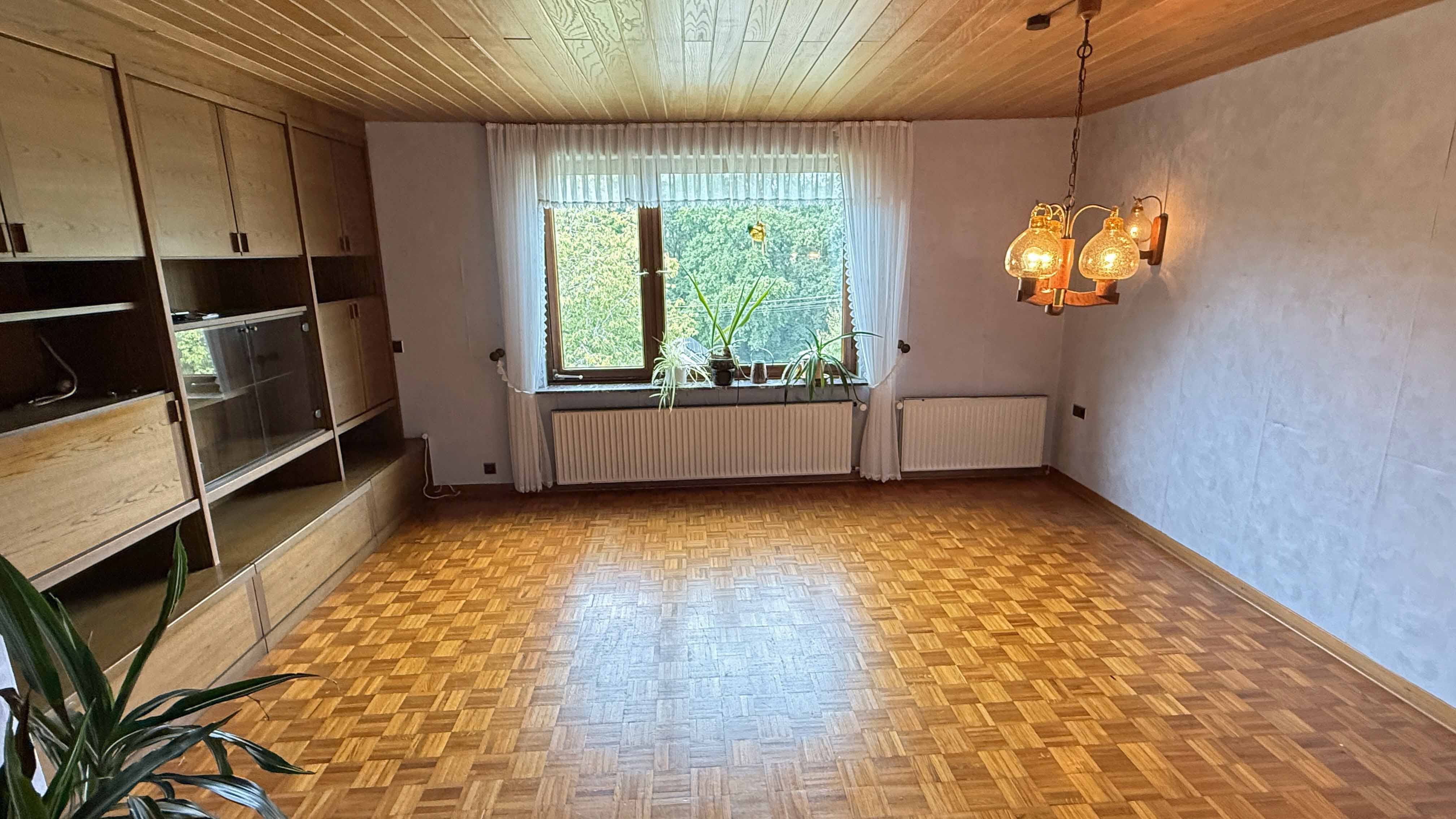 Wissen: Älteres EFH mit Garten, Garage und Dachterrasse, ...Wohnzimmer (21,4 m² ) im Anbau