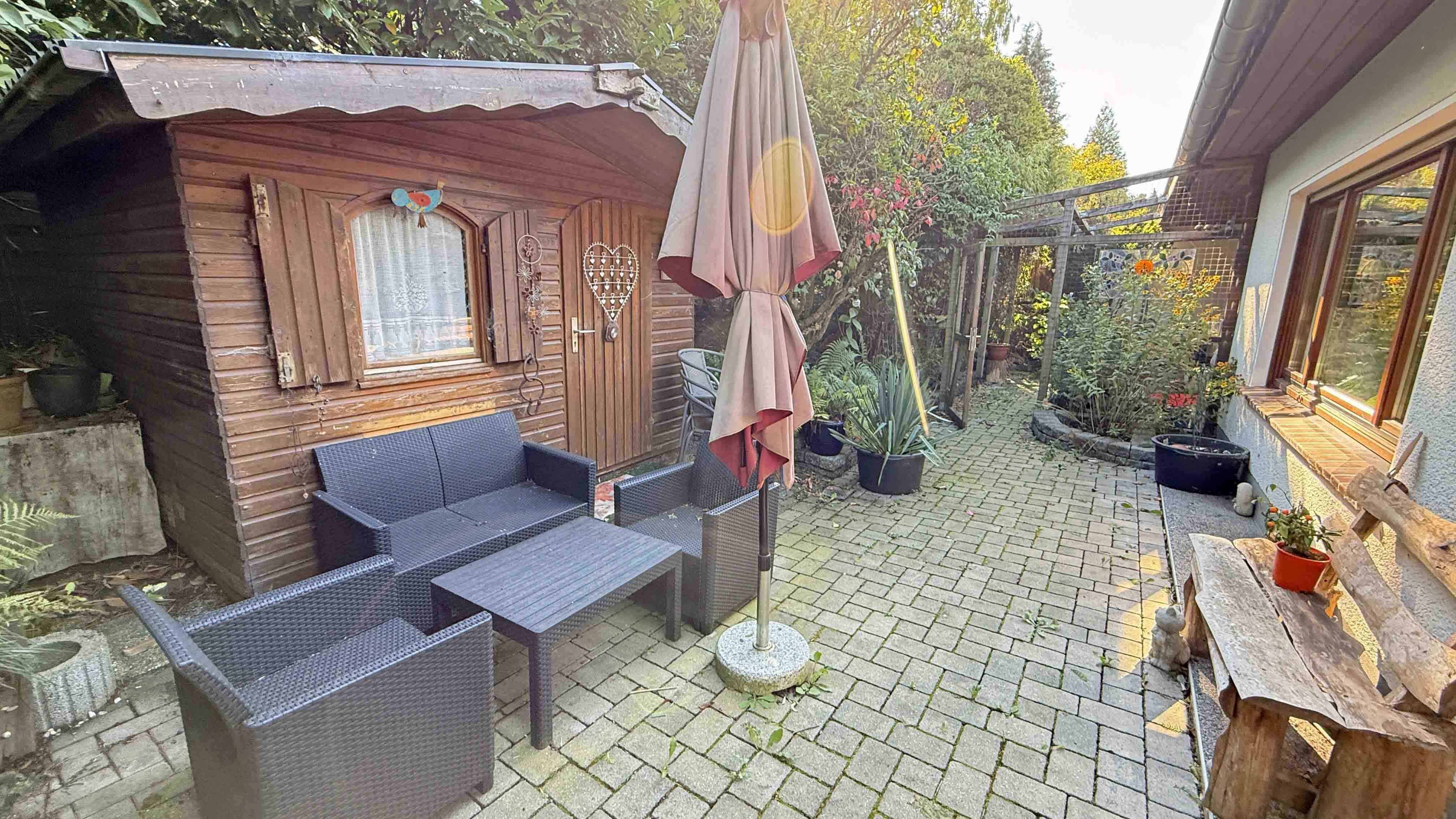 Waldbröl: Perfekt für das Alter - Bungalow nur 100 m vom Zentrum entfernt, Hausrückseite mit zweiter Terrasse und Gartenhaus