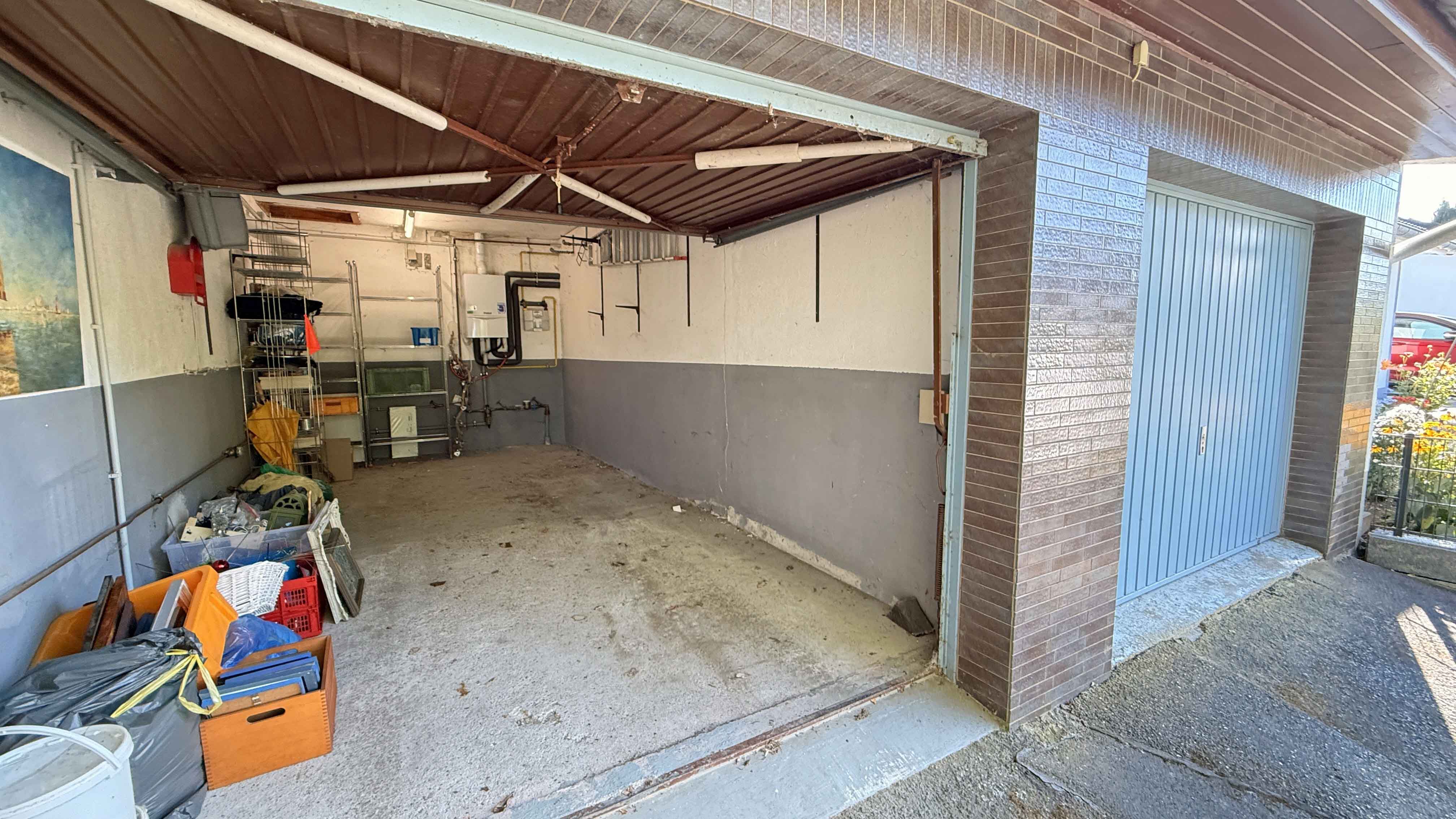 Waldbröl: Perfekt für das Alter - Bungalow nur 100 m vom Zentrum entfernt, Garage als Puffer zwischen beiden Häusern