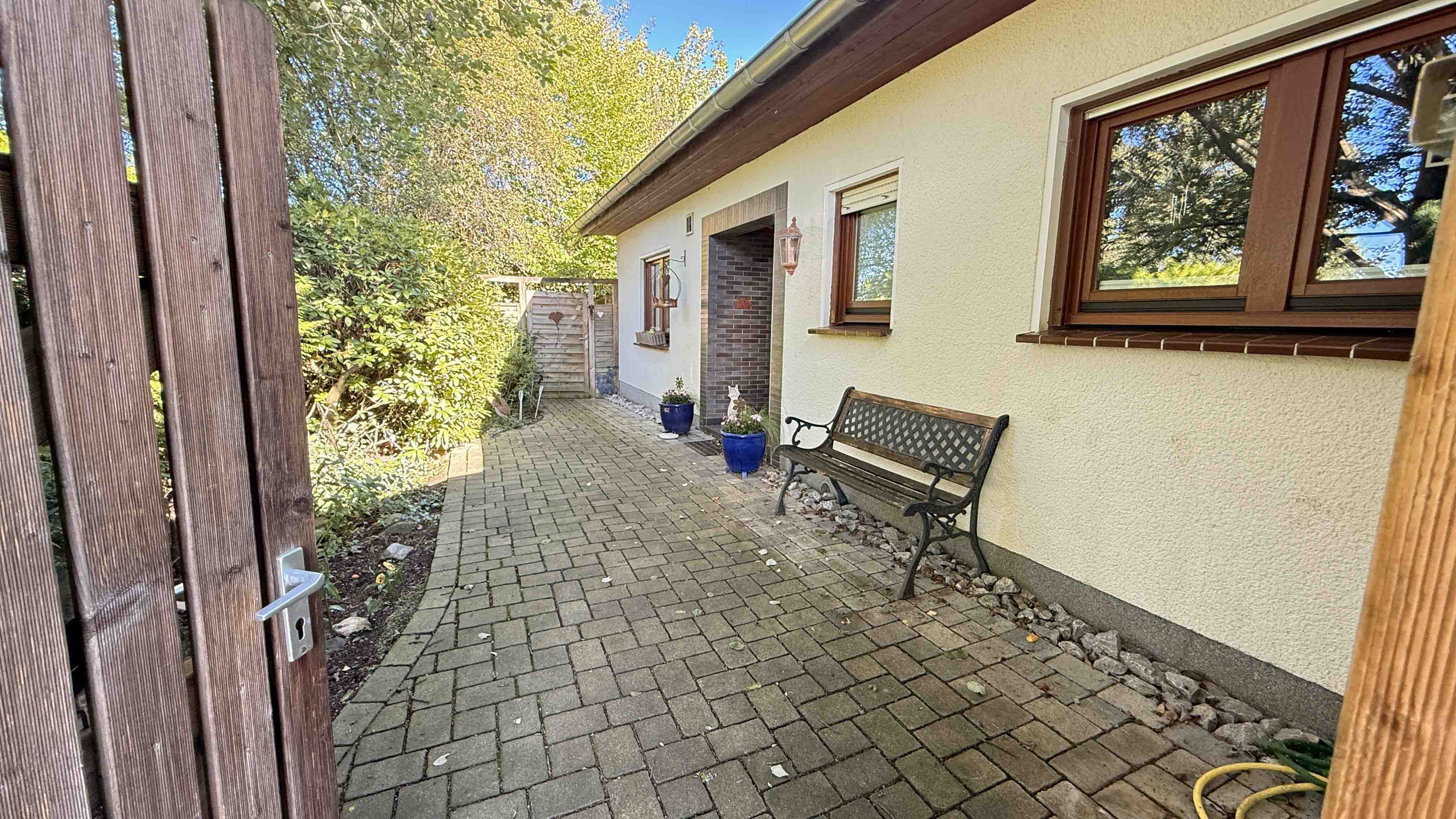 Waldbröl: Perfekt für das Alter - Bungalow nur 100 m vom Zentrum entfernt, 427 m² uneinsehbar eingefriedetes Hausgrundstück