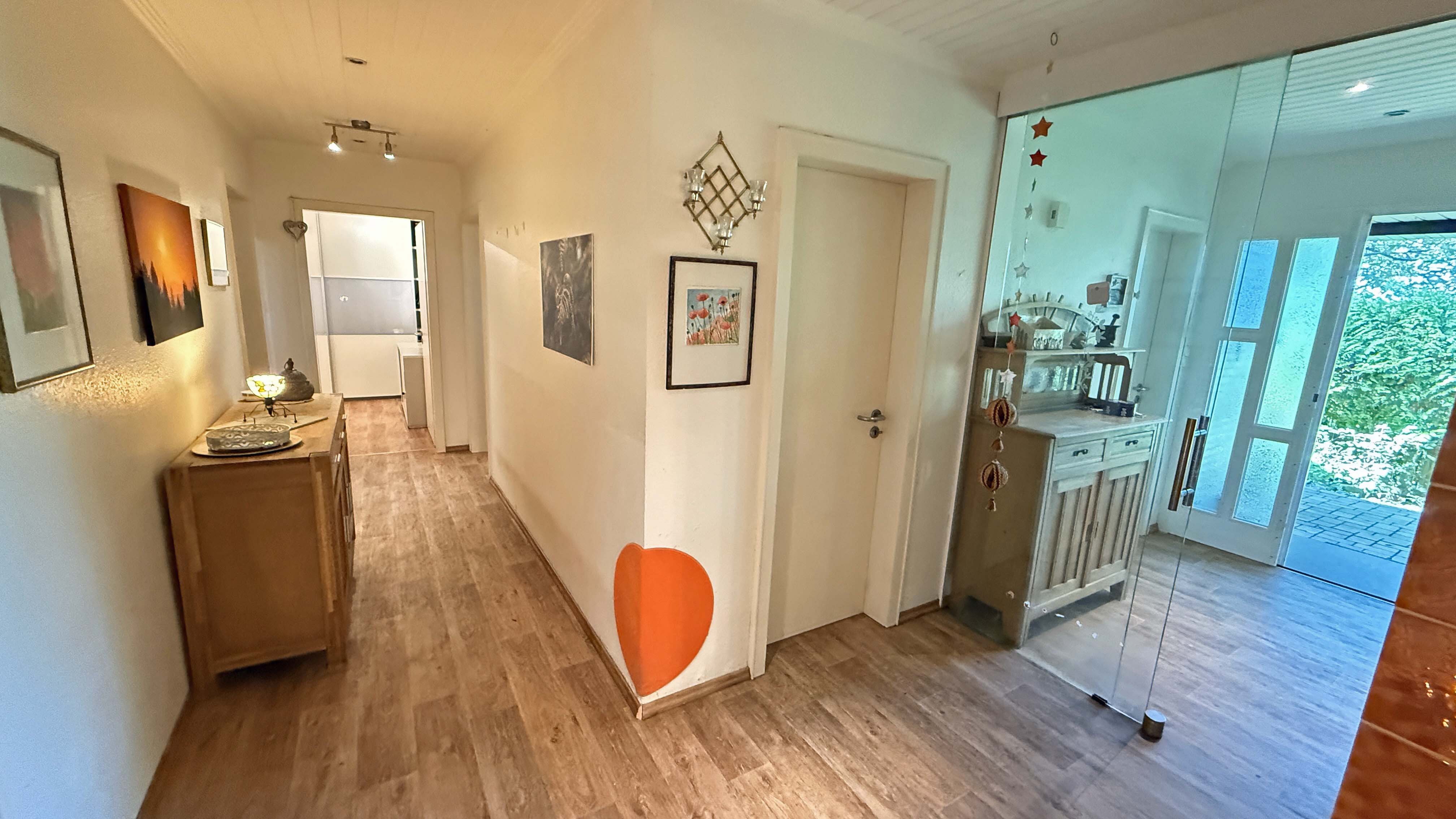 Waldbröl: Perfekt für das Alter - Bungalow nur 100 m vom Zentrum entfernt, Hauseingang (rechts). 117 m² auf einer Ebene 