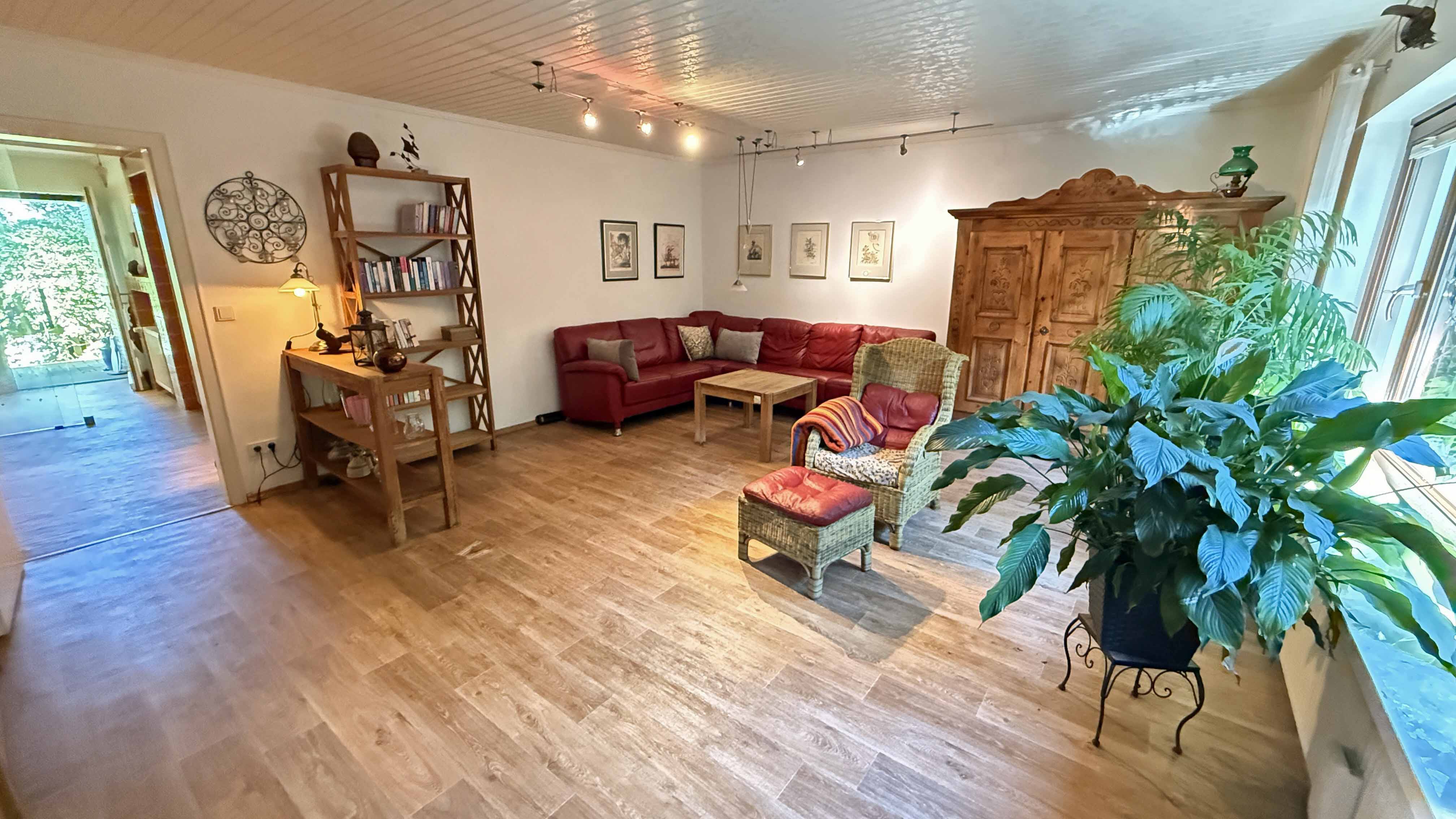 Waldbröl: Perfekt für das Alter - Bungalow nur 100 m vom Zentrum entfernt, Wohnzimmer (28,5 m²) mit...
