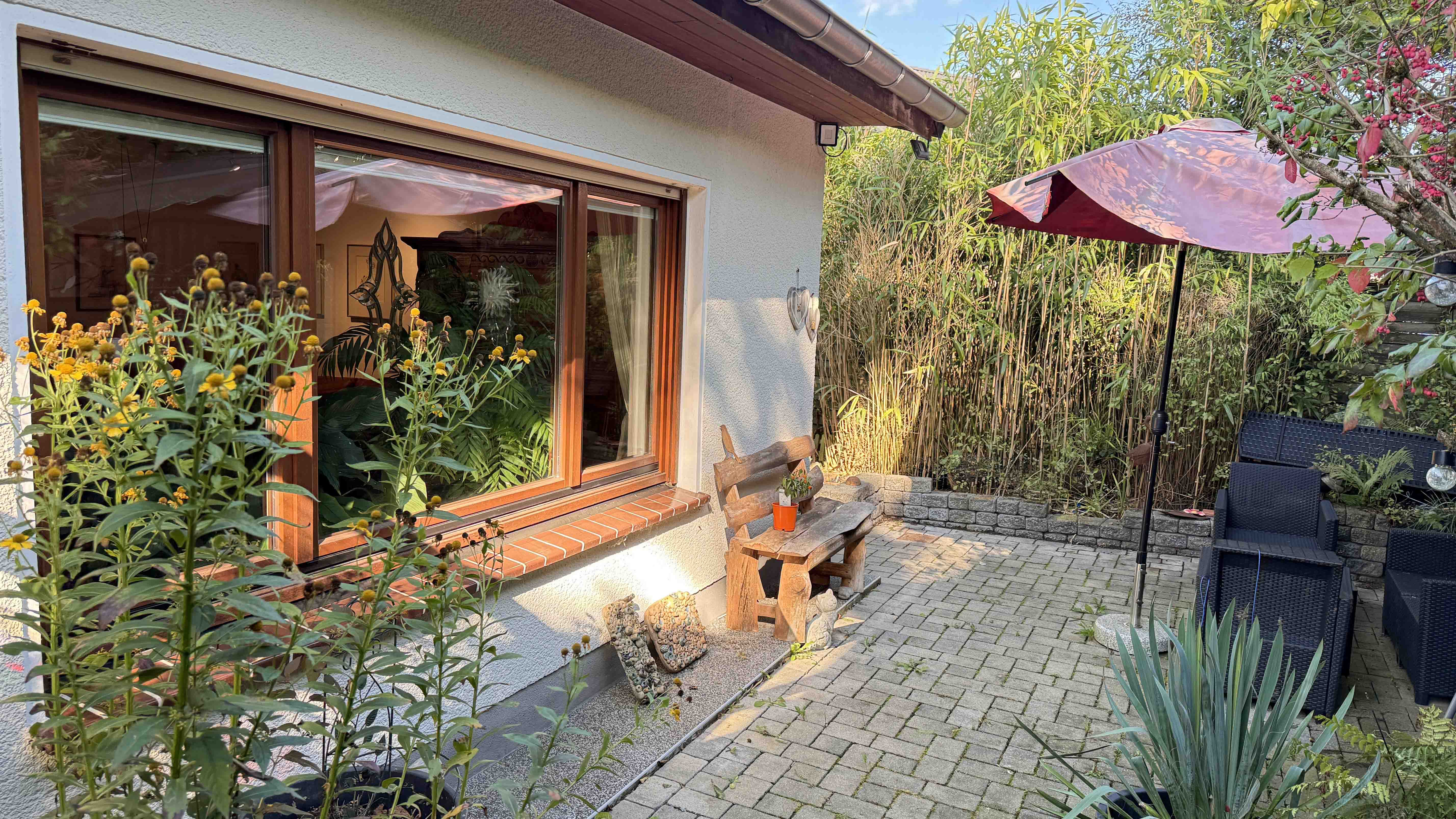 Waldbröl: Perfekt für das Alter - Bungalow nur 100 m vom Zentrum entfernt, Wohnzimmer (28,5 m²) mit...
