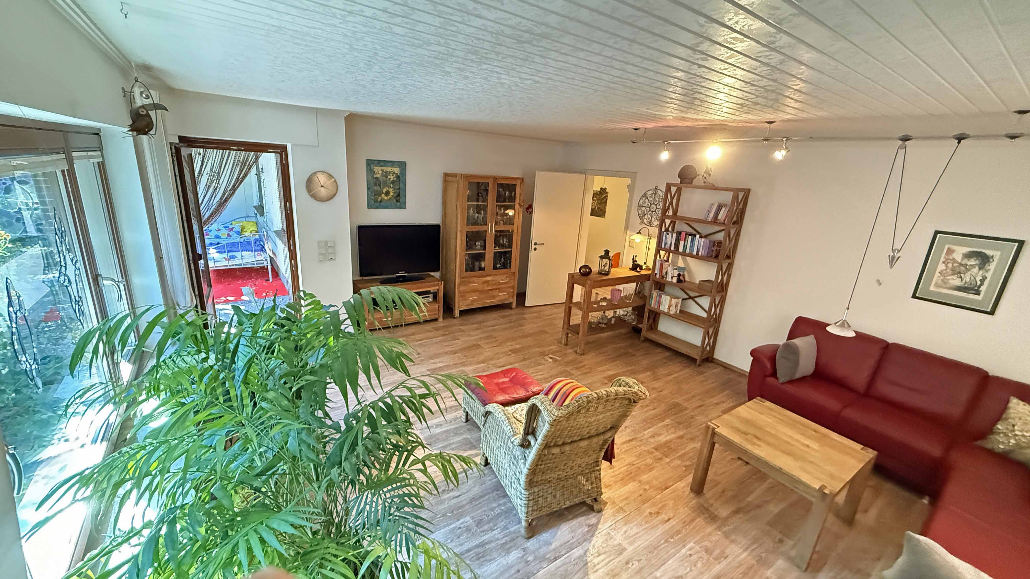 Waldbröl: Perfekt für das Alter - Bungalow nur 100 m vom Zentrum entfernt, Blick in das Wohnzimmer mit Terrassentür...
