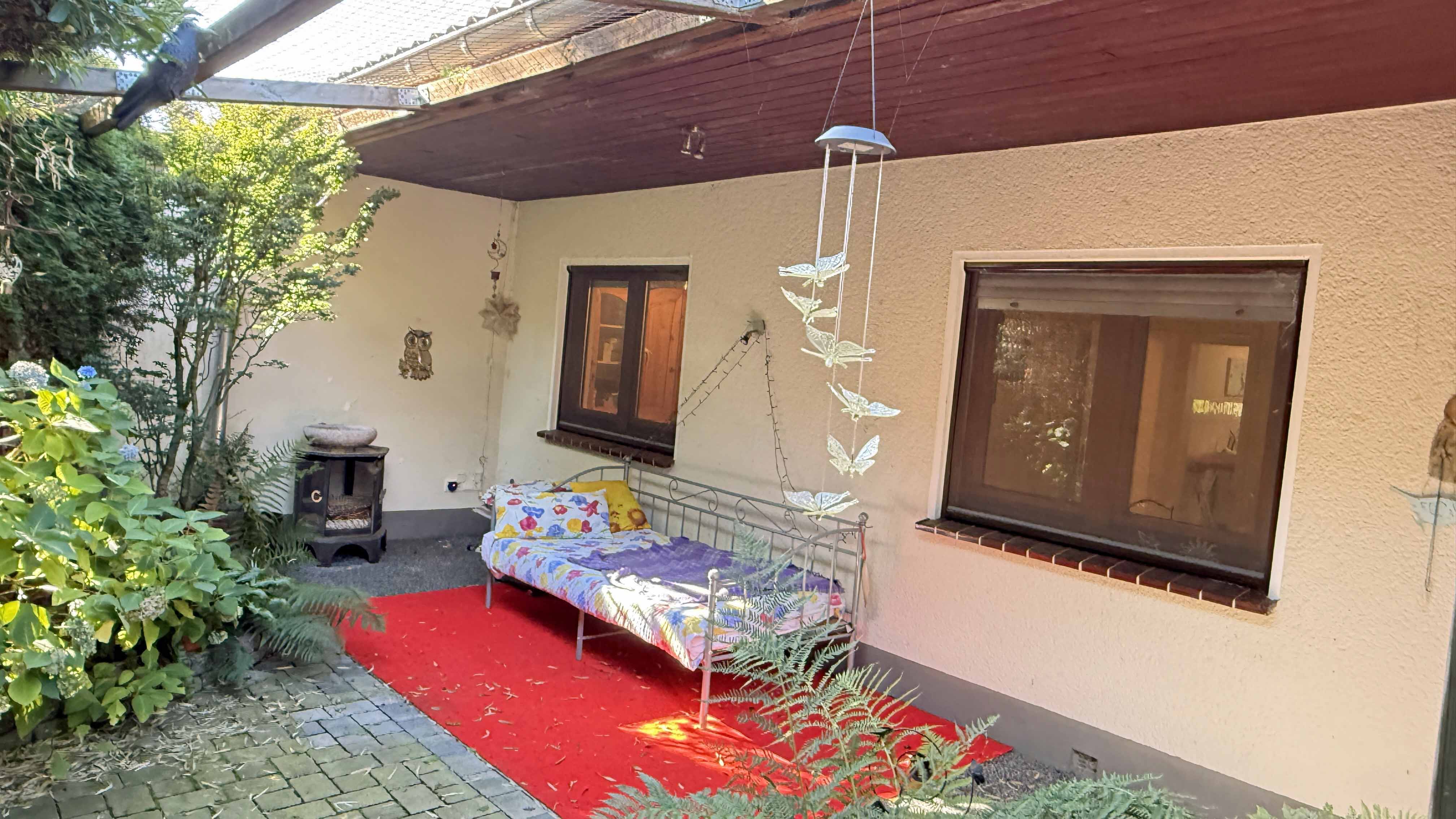 Waldbröl: Perfekt für das Alter - Bungalow nur 100 m vom Zentrum entfernt, ...zur herrlichen, überdachten Terrasse