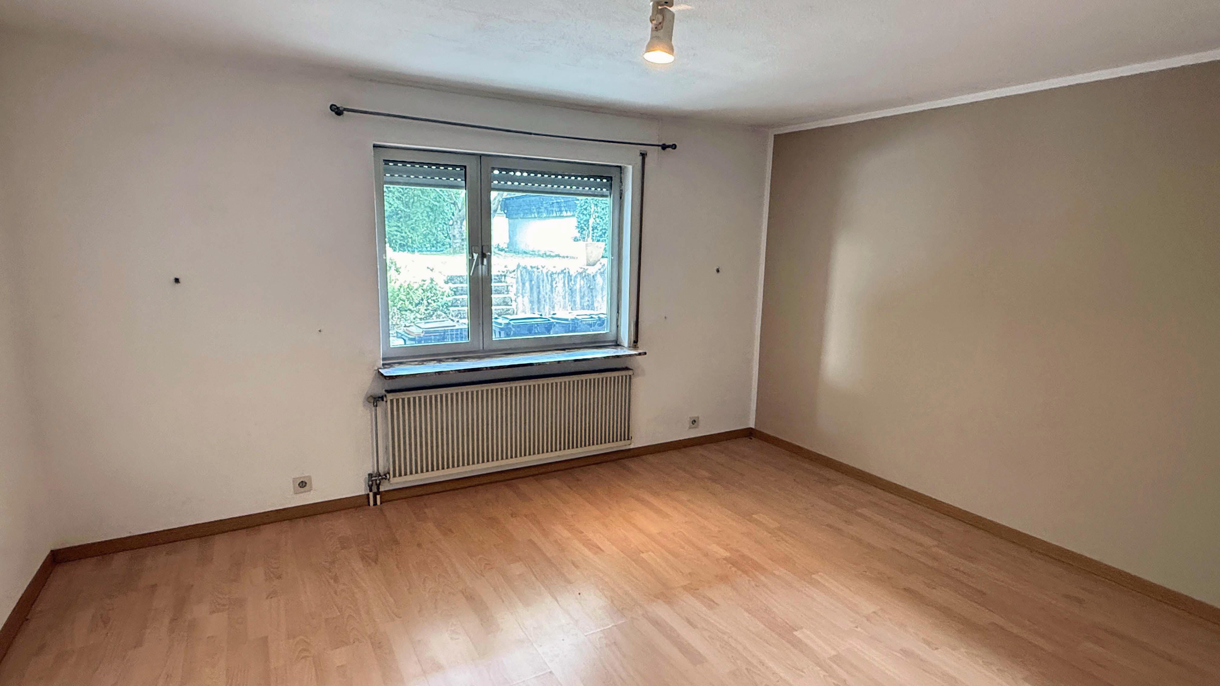Reichshof-Denklingen: EFH, Baujahr 1974 sucht geschickten Handwerker! , ...und zwei weitere Zimmer im Untergeschoss: 14,8 m² und 14,3 m²