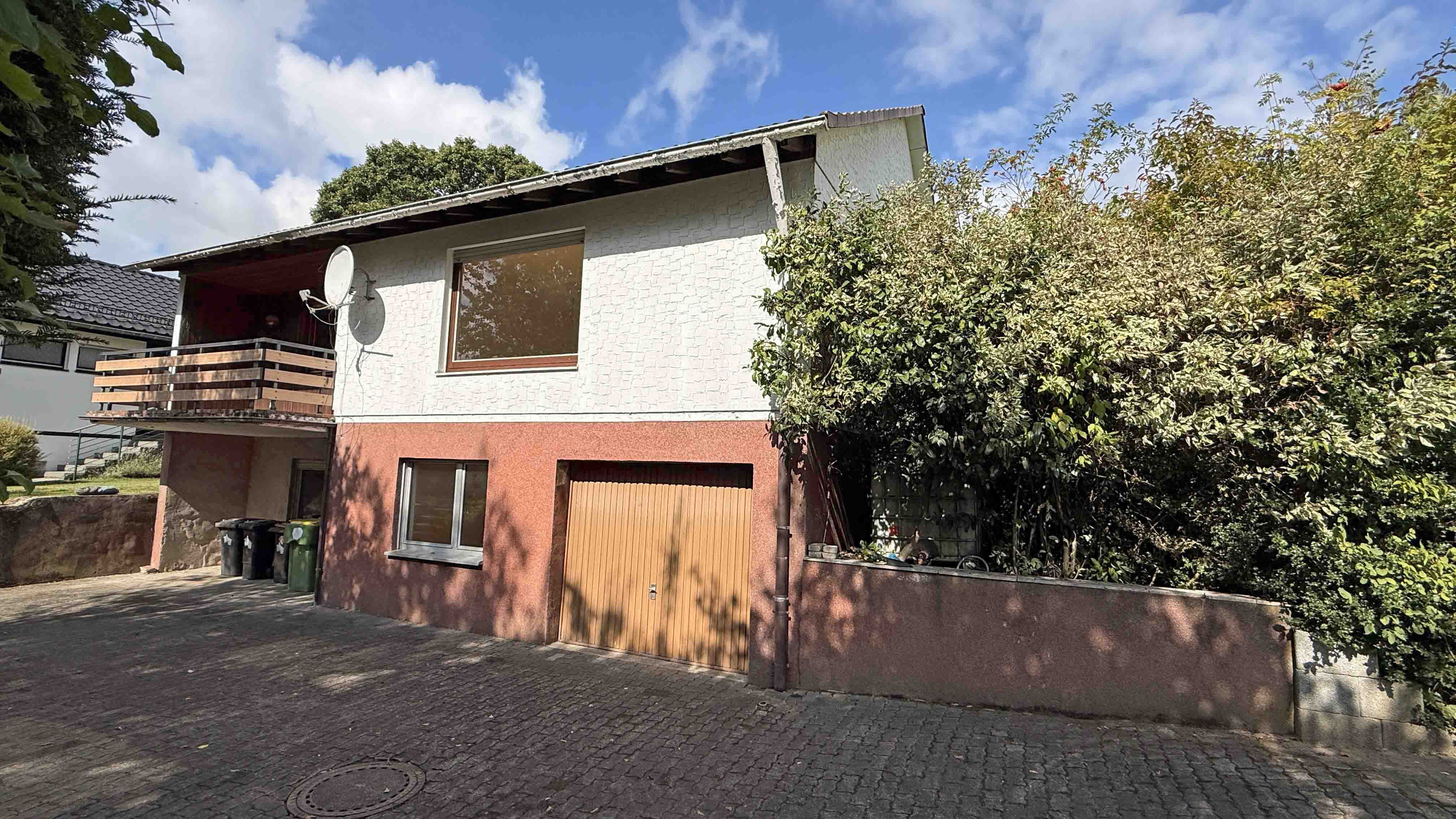 Reichshof-Denklingen: EFH, Baujahr 1974 sucht geschickten Handwerker! , Sockelgeschoss mit 2 Zimmern, Keller und Garage
