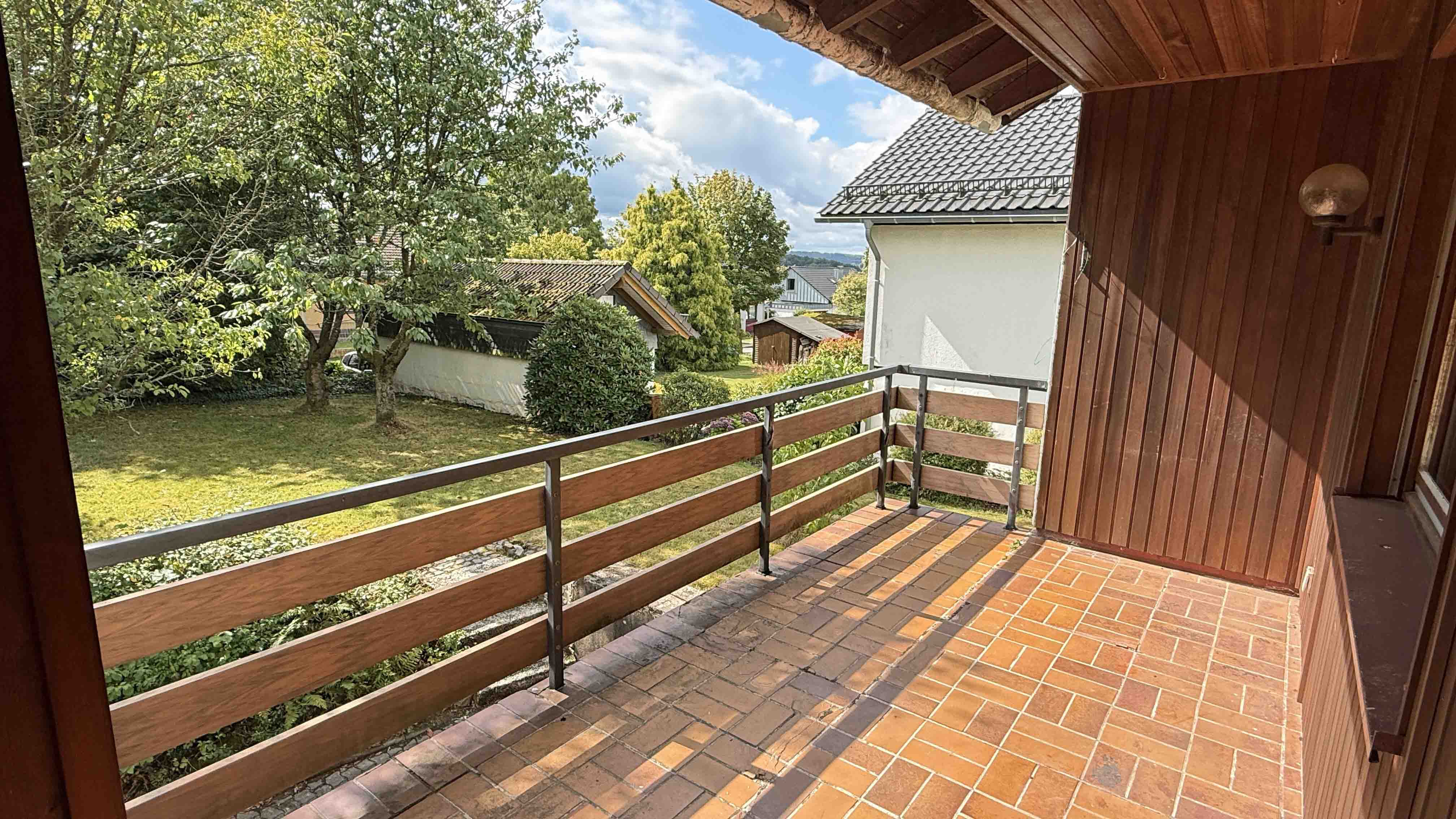 Reichshof-Denklingen: EFH, Baujahr 1974 sucht geschickten Handwerker! , ...draußen auf der Loggia mit Blick zum Garten