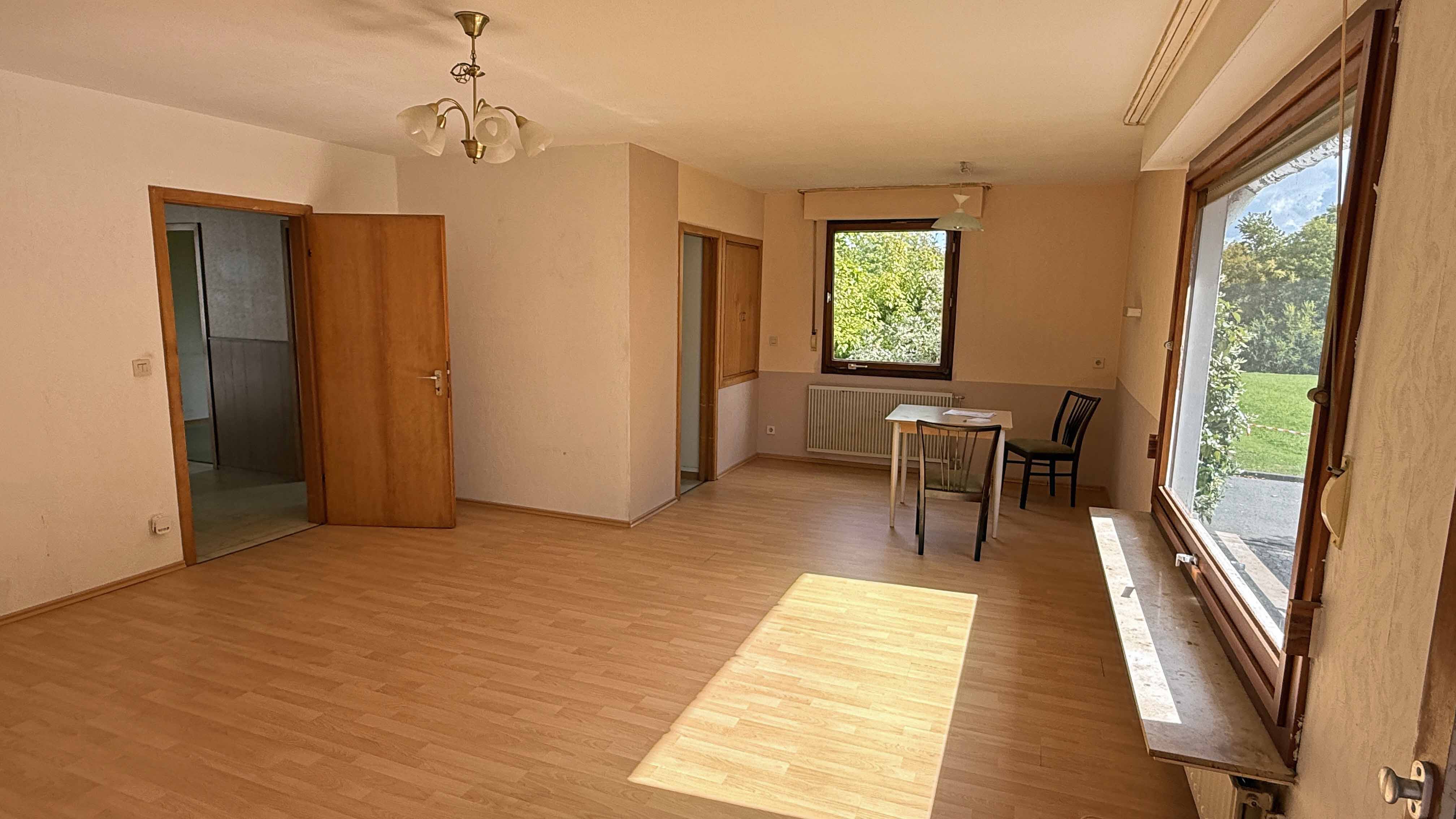 Reichshof-Denklingen: EFH, Baujahr 1974 sucht geschickten Handwerker! , Wohn-/Esszimmer 29 m² mit Panoramafenster