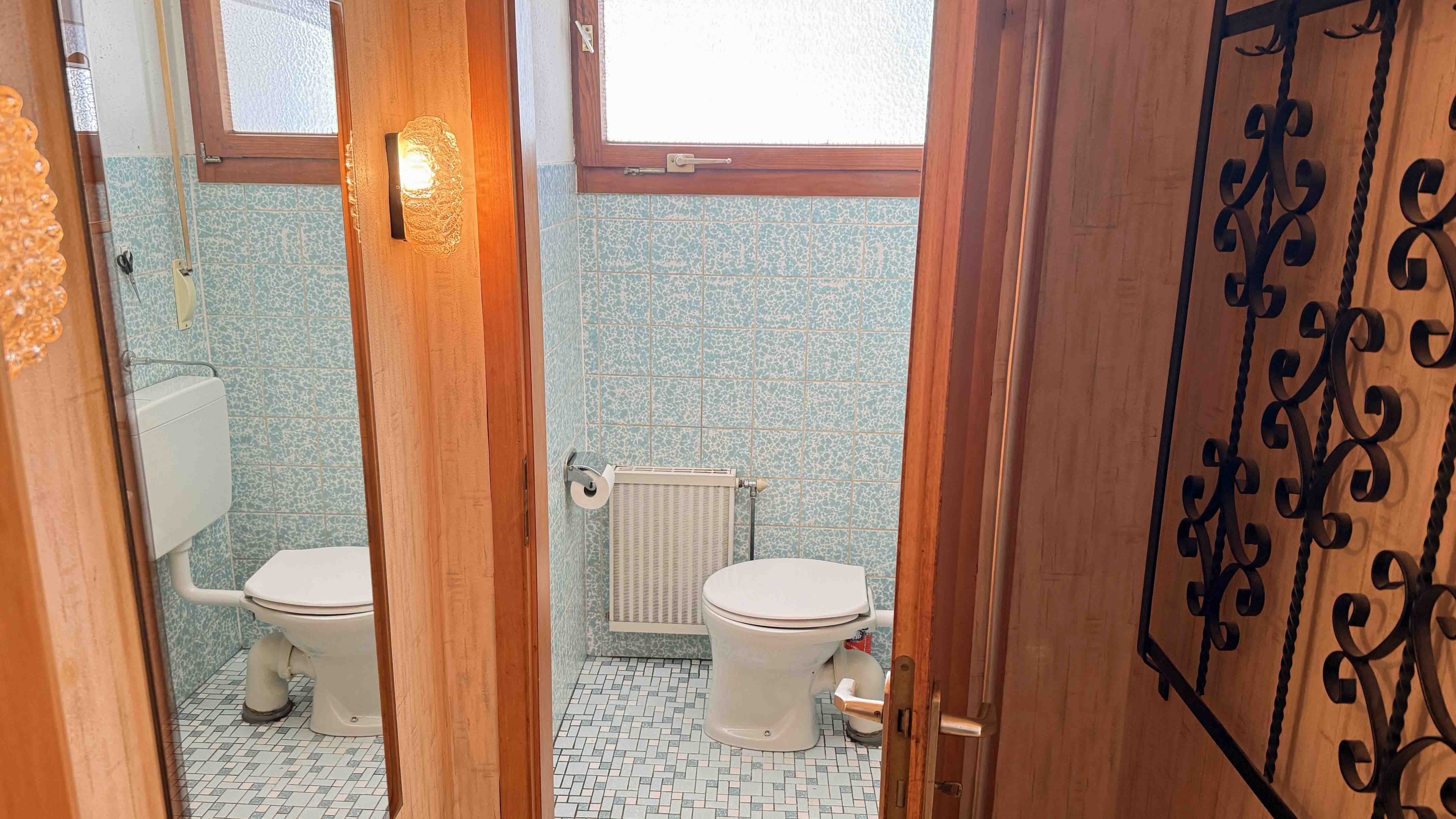 Reichshof-Denklingen: EFH, Baujahr 1974 sucht geschickten Handwerker! , ...auch ein Gäste-WC, hinter der Garderobe