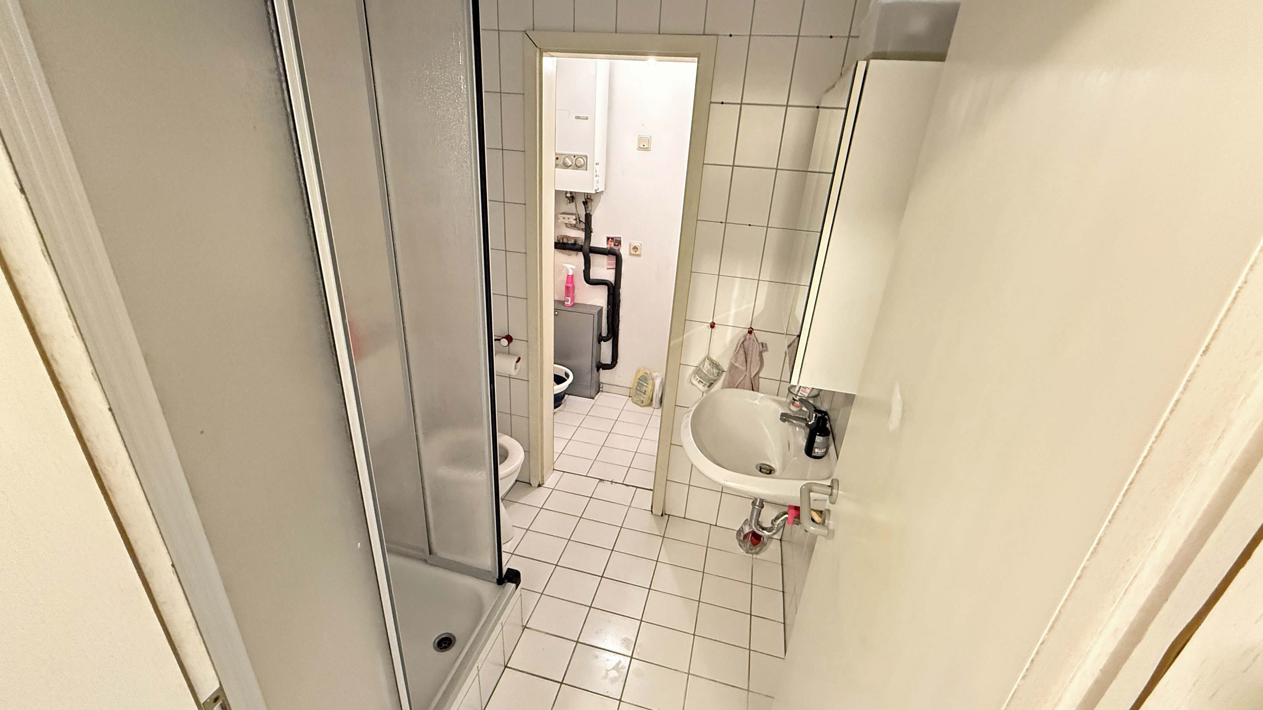 Waldbröl: Apartment mit Terrasse zentral und ruhig gelegen, Duschbad mit Heiz-/ Waschraum dahinter