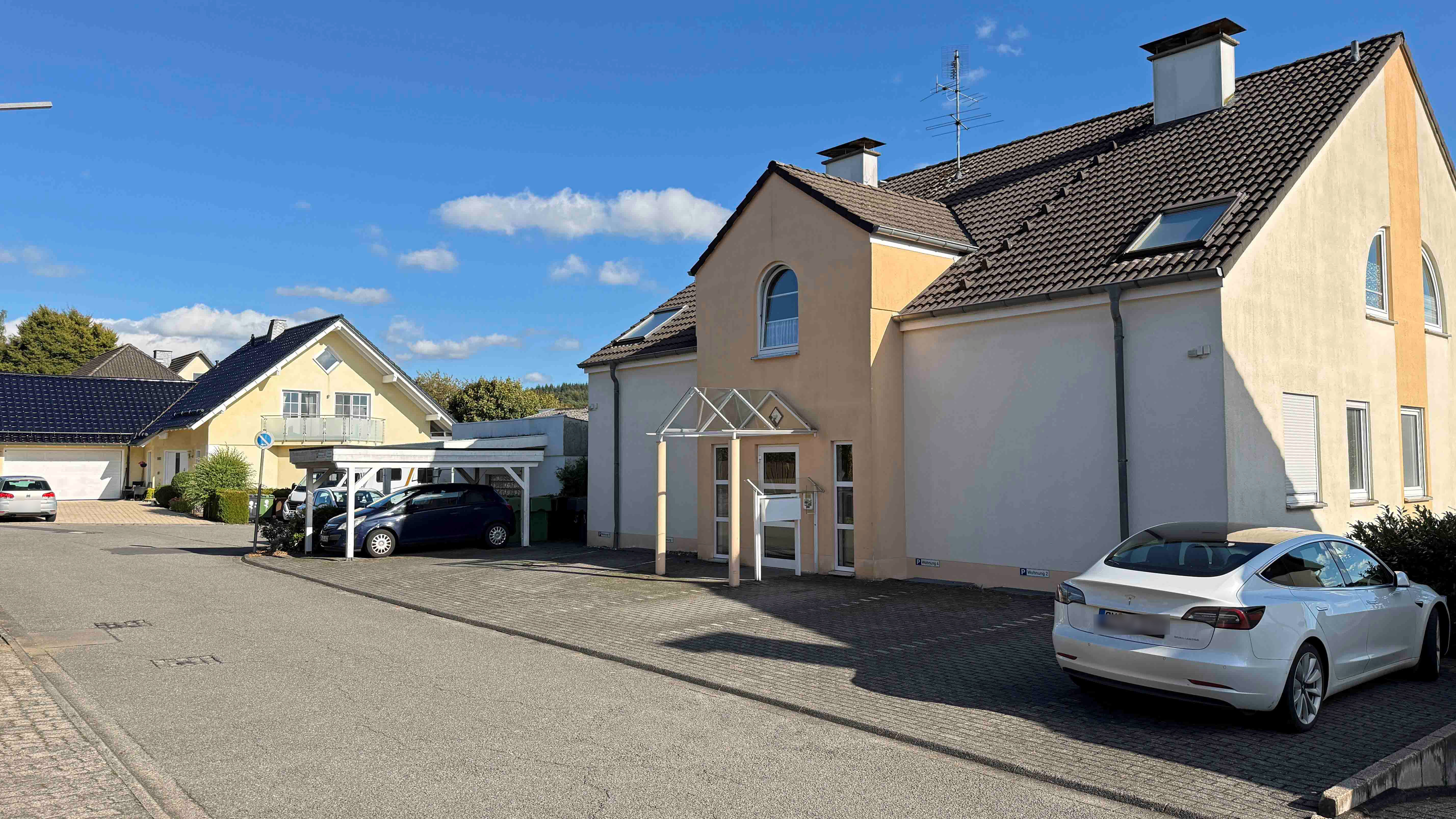 Waldbröl: Apartment mit Terrasse zentral und ruhig gelegen, Frontansicht: 6-Familienhauses am Ende einer kleinen Sackgasse