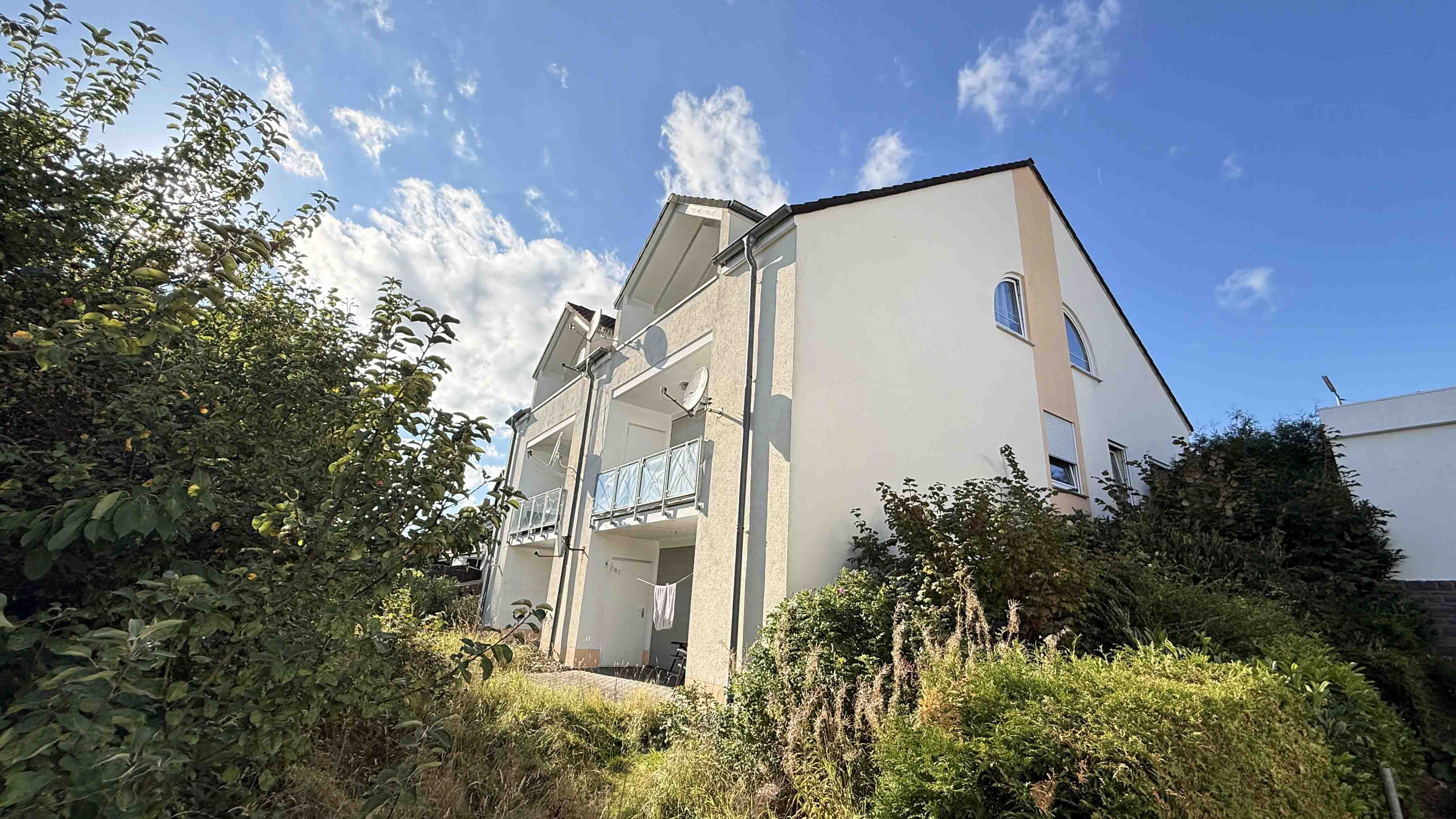 Waldbröl: Apartment mit Terrasse zentral und ruhig gelegen, Rückansicht mit Terrasse (Südseite)