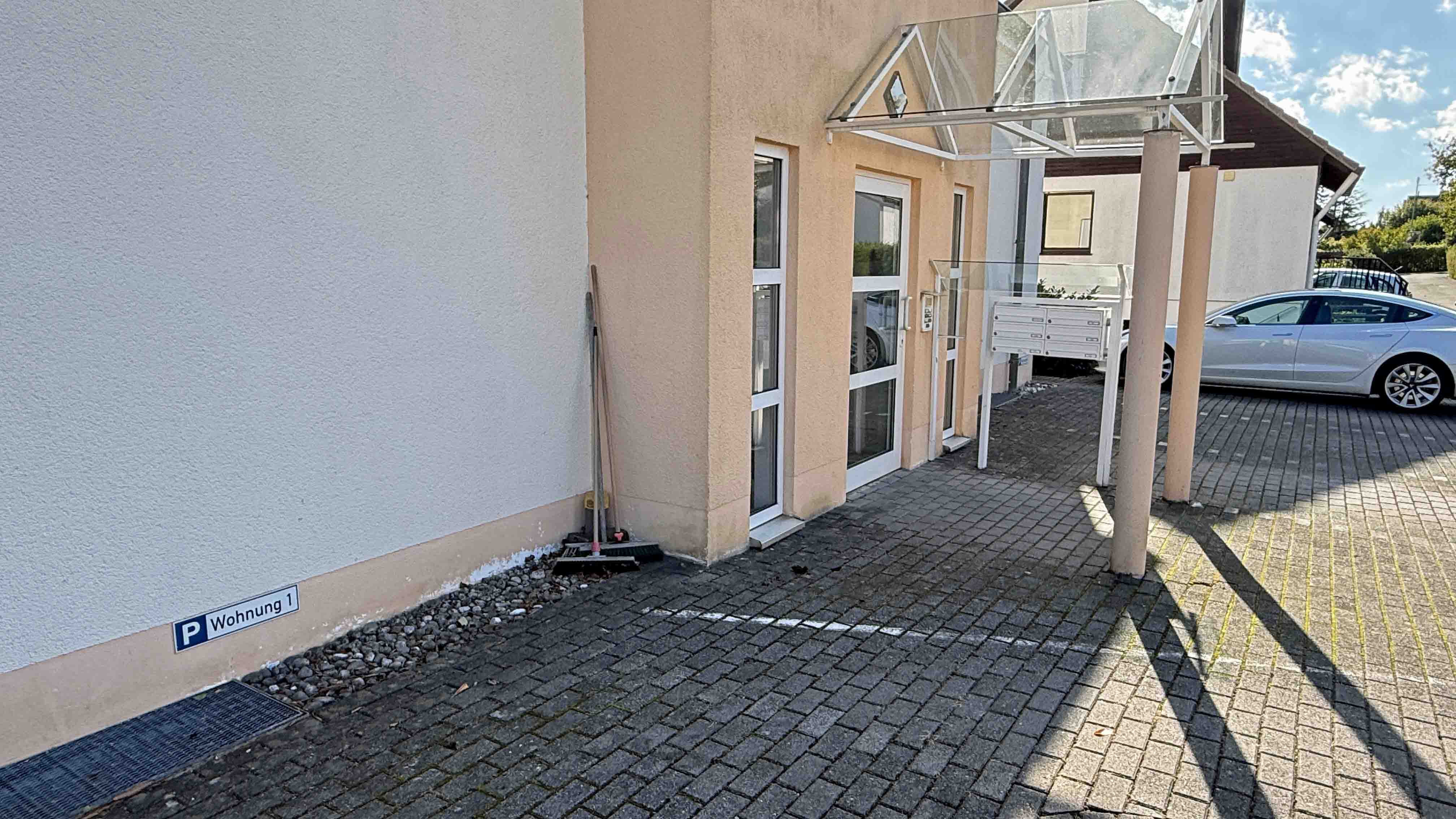 Waldbröl: Apartment mit Terrasse zentral und ruhig gelegen, gepflegter, überdachter Eingang. Parkplatz Wohnung 1