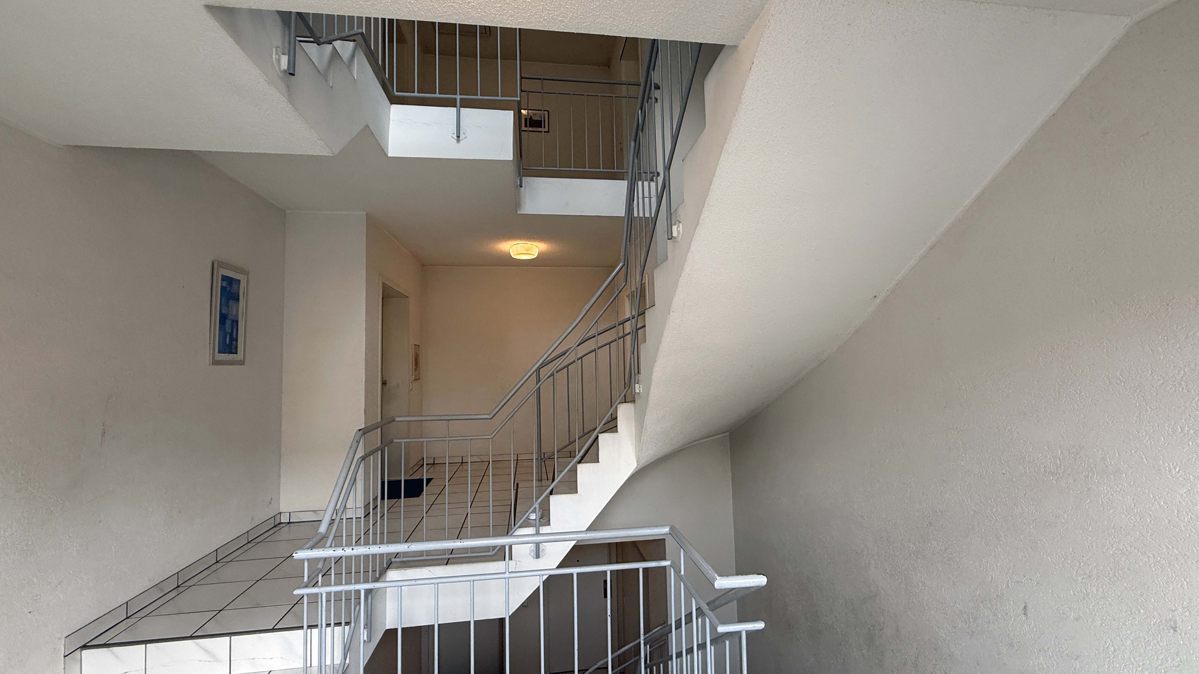 Waldbröl: Apartment mit Terrasse zentral und ruhig gelegen, Blick in die Haustür/ins Treppenhaus