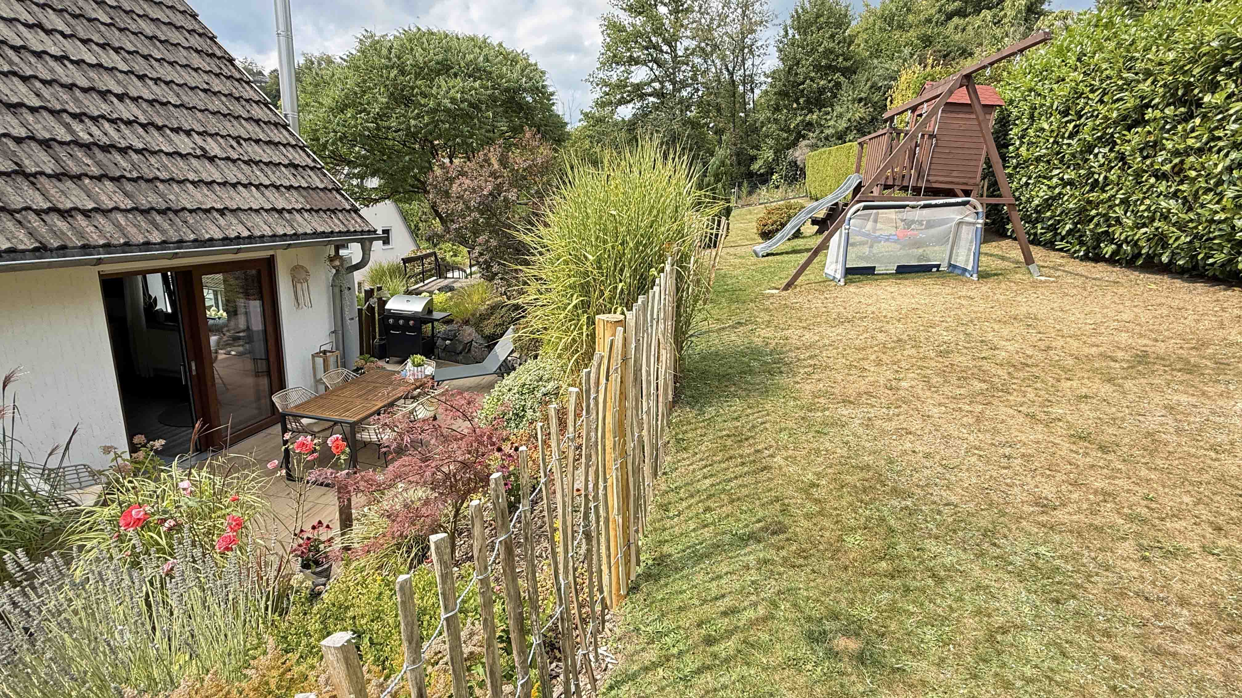 Morsbach: Gepflegtes, großes EFH mit ELW, Terrassenförmig angelegter Garten