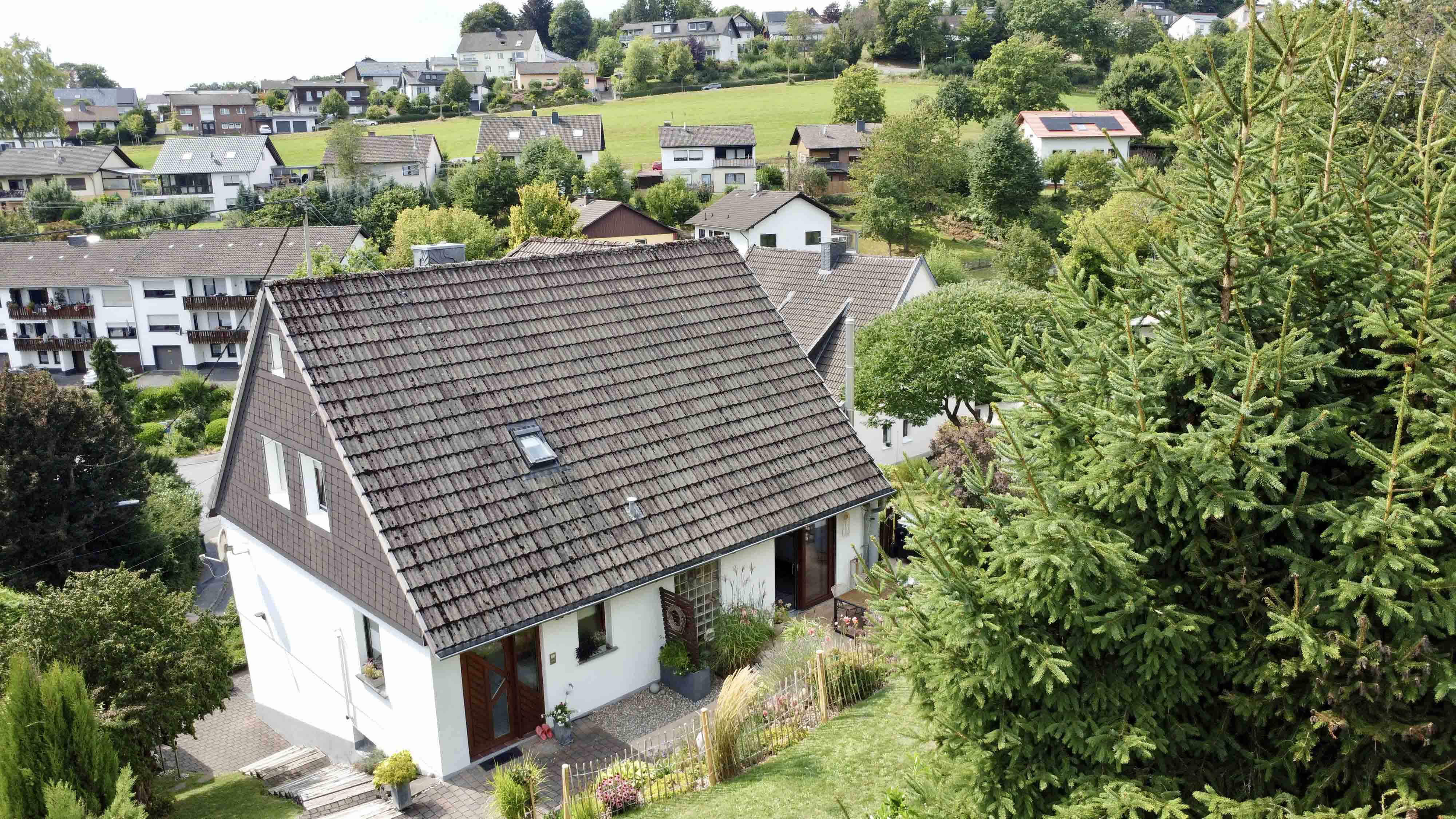Morsbach: Gepflegtes, großes EFH mit ELW, Ruhige Wohn-/ Höhenlage mit Blick auf Morsbach