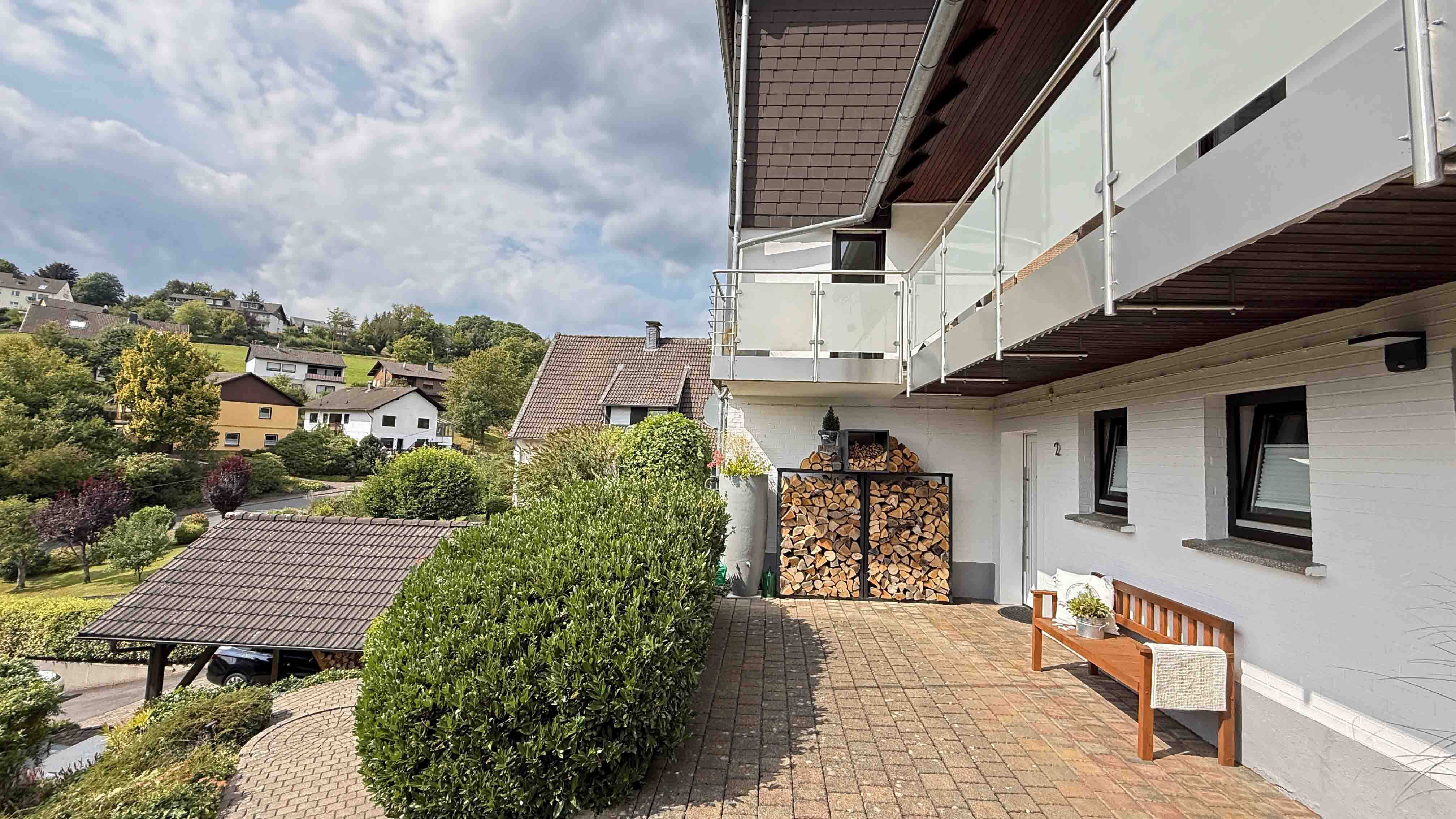 Morsbach: Gepflegtes, großes EFH mit ELW, Eingangsbereich/ Terrasse ELW  (58 m²) im UG 