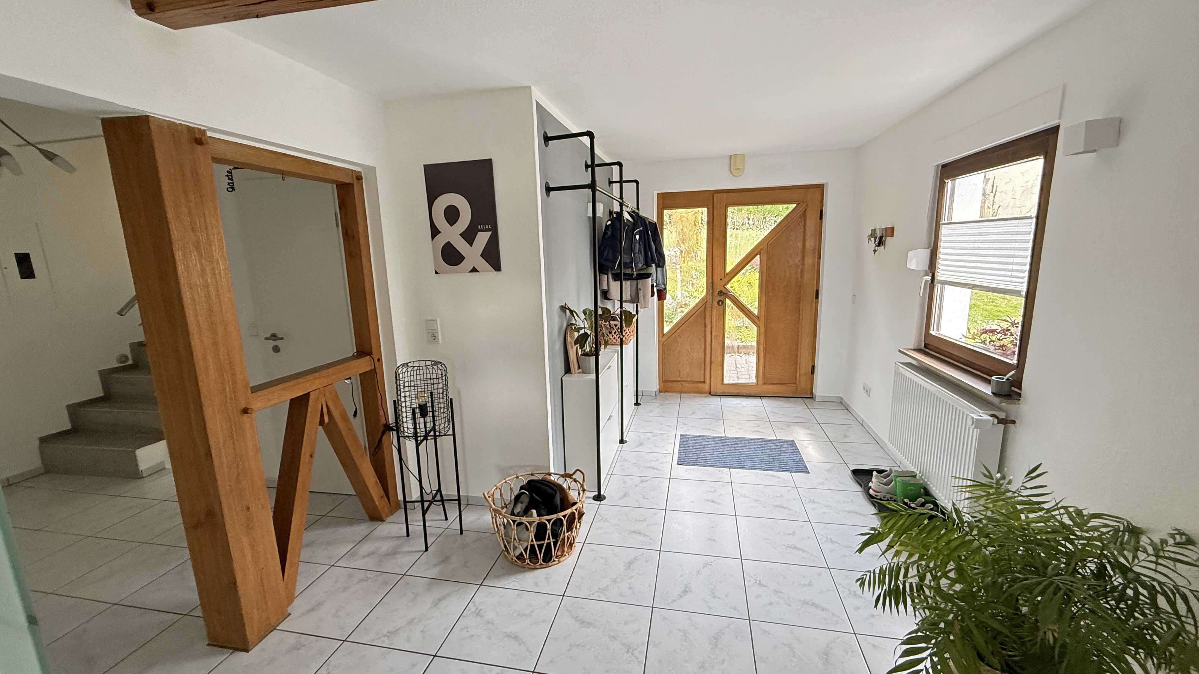 Morsbach: Gepflegtes, großes EFH mit ELW, Hauptwohnung (150 m²), hier Eingangsbereich/ Flur