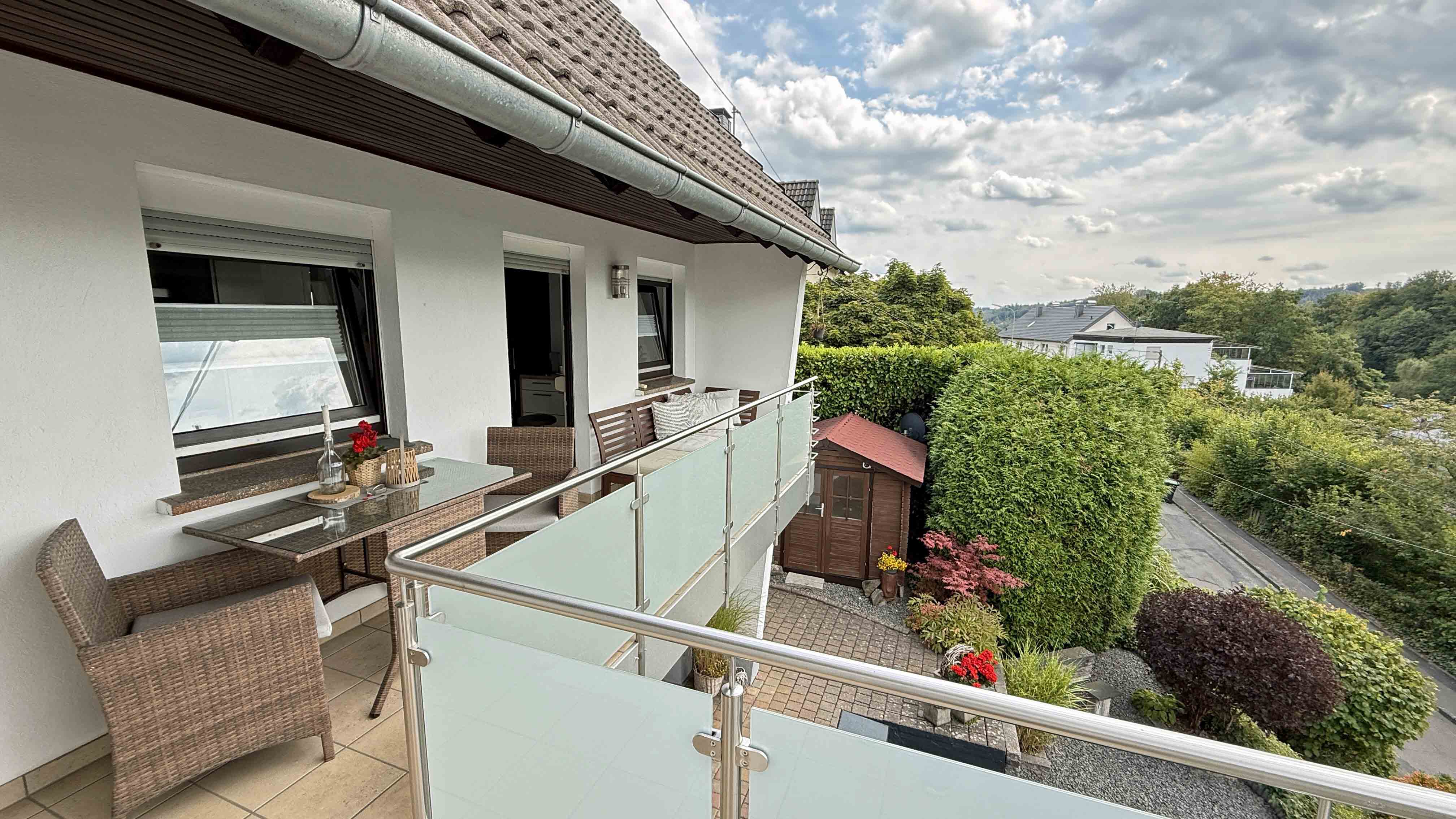 Morsbach: Gepflegtes, großes EFH mit ELW, ...zum großen Balkon mit Blick