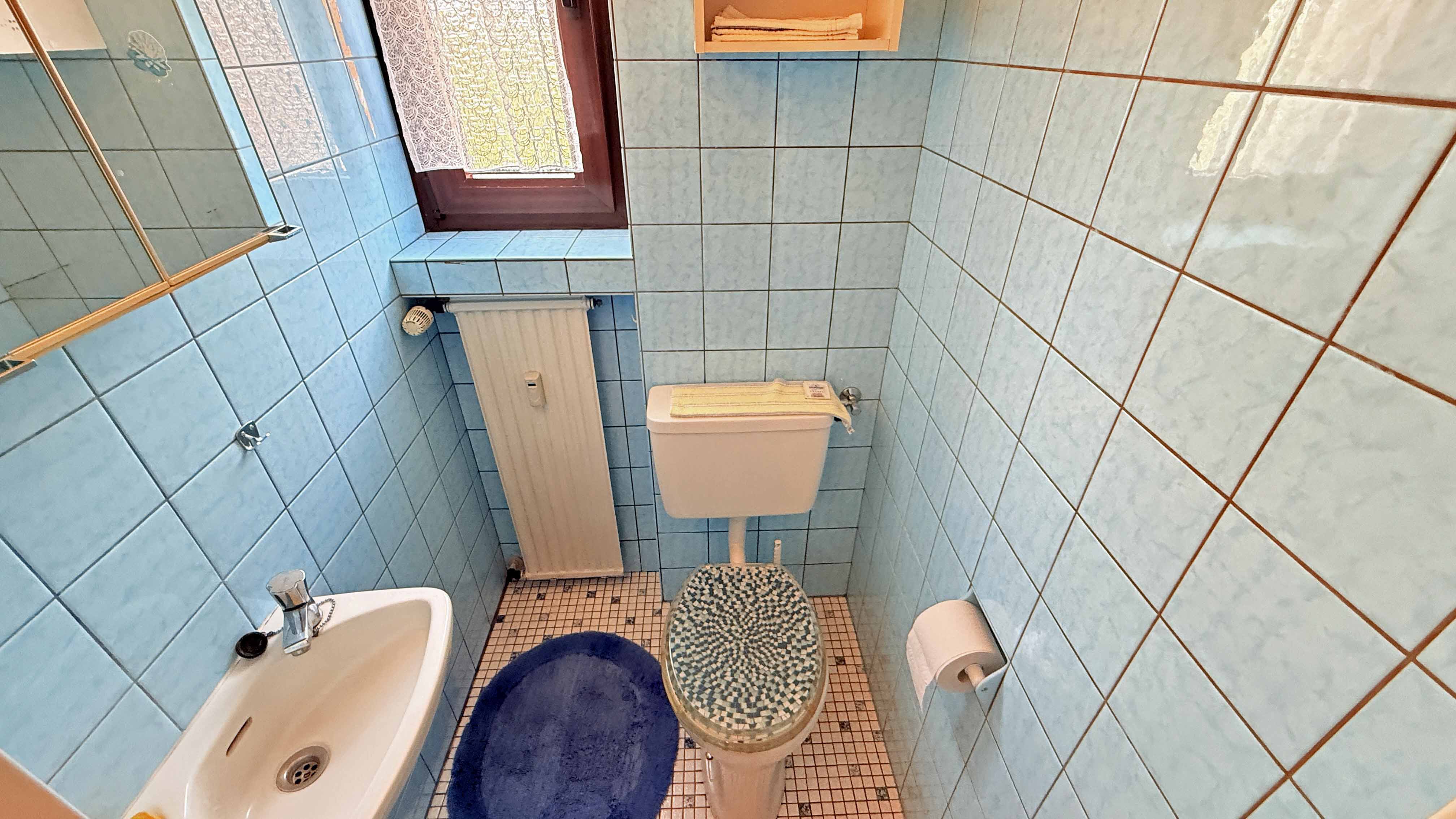 Köln-Porz: Gepflegte 3-Zimmer-Wohnung mit Balkon, Keller und Tiefgaragenstellplatz , Gäste-WC rechts vom Badezimmer