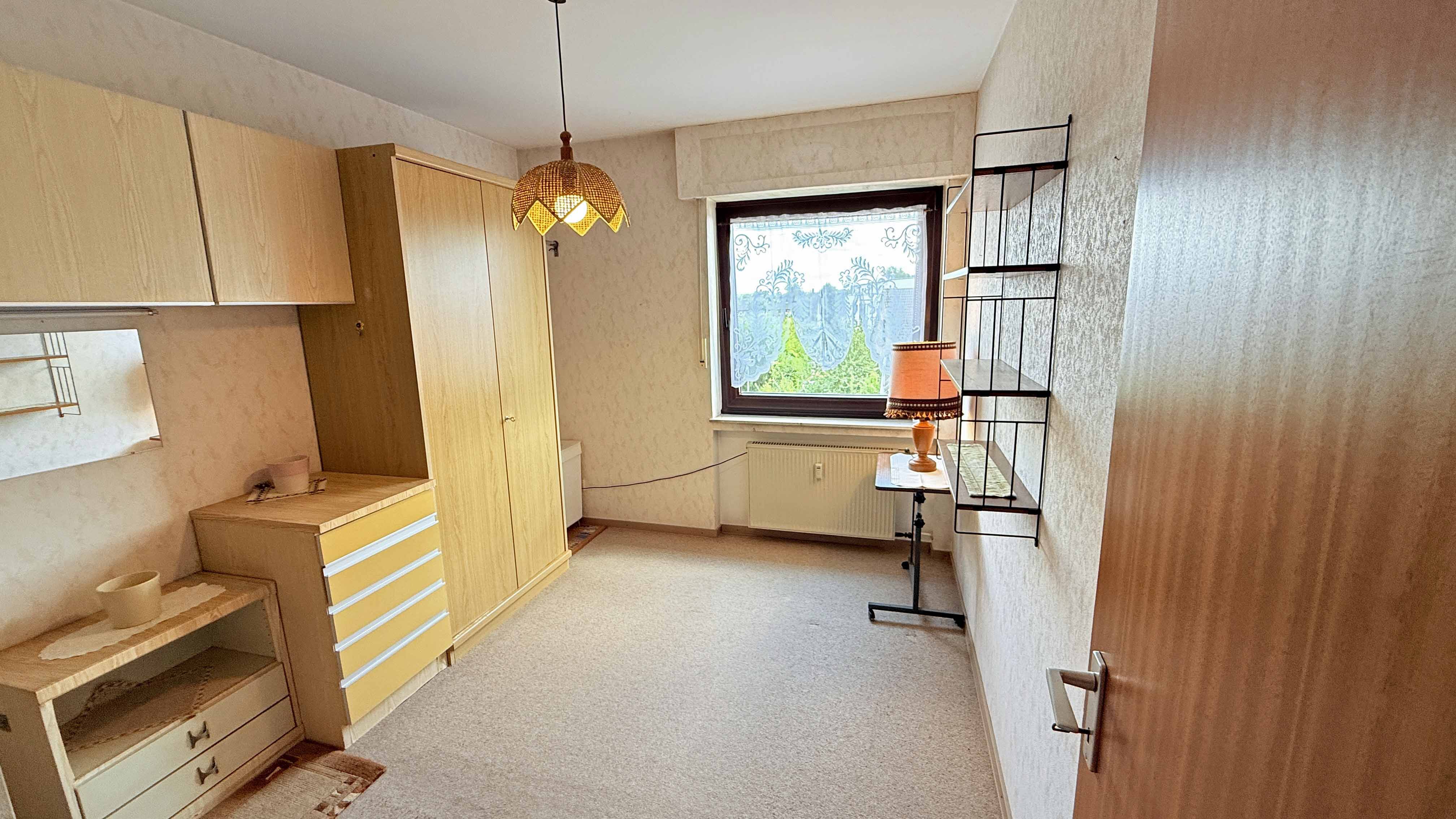 Köln-Porz: Gepflegte 3-Zimmer-Wohnung mit Balkon, Keller und Tiefgaragenstellplatz , Arbeits-/ Schlaf-/ oder Kinderzimmer