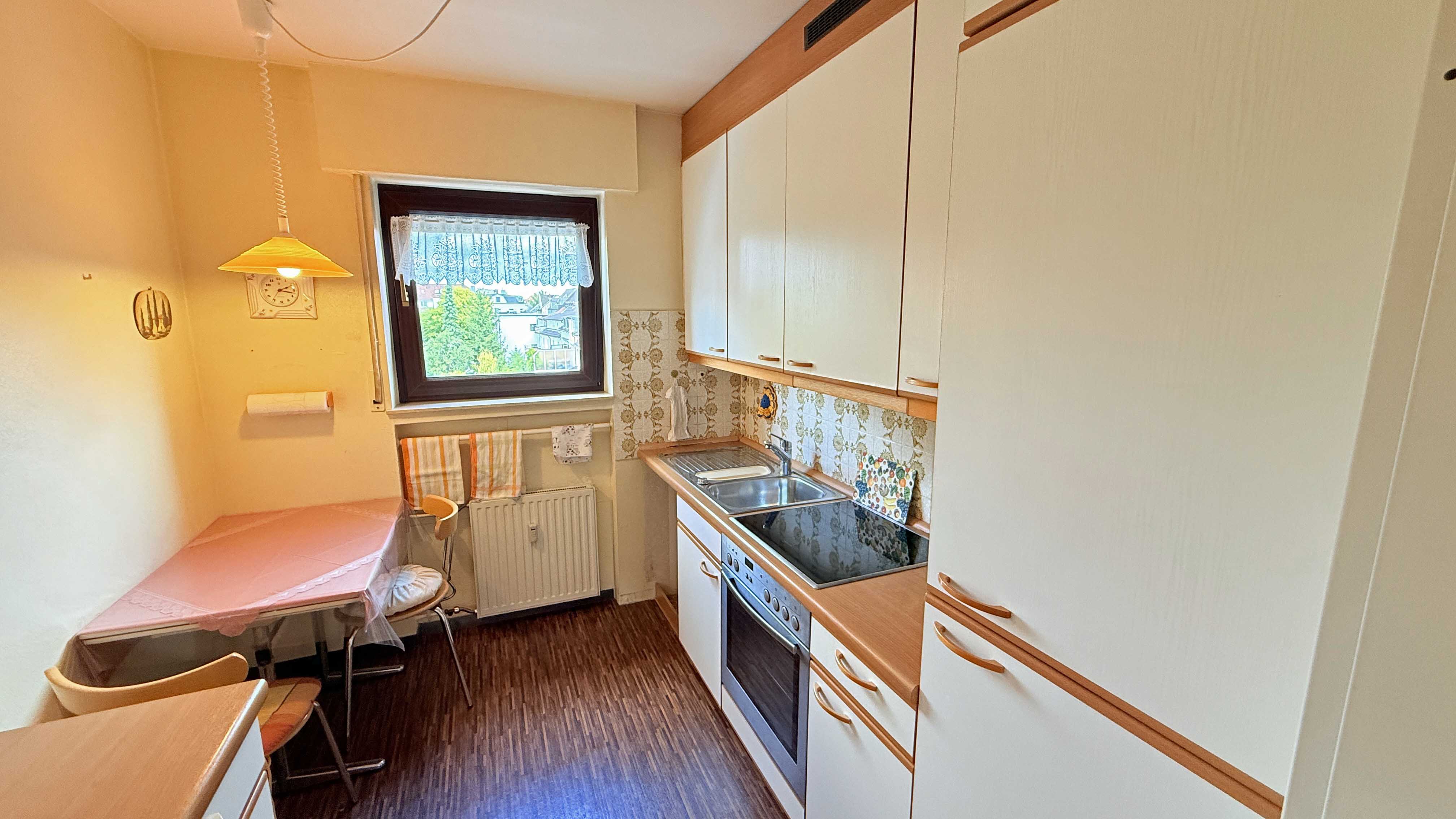 Köln-Porz: Gepflegte 3-Zimmer-Wohnung mit Balkon, Keller und Tiefgaragenstellplatz , Die Möbel (Küche) verbleiben in der Wohnung