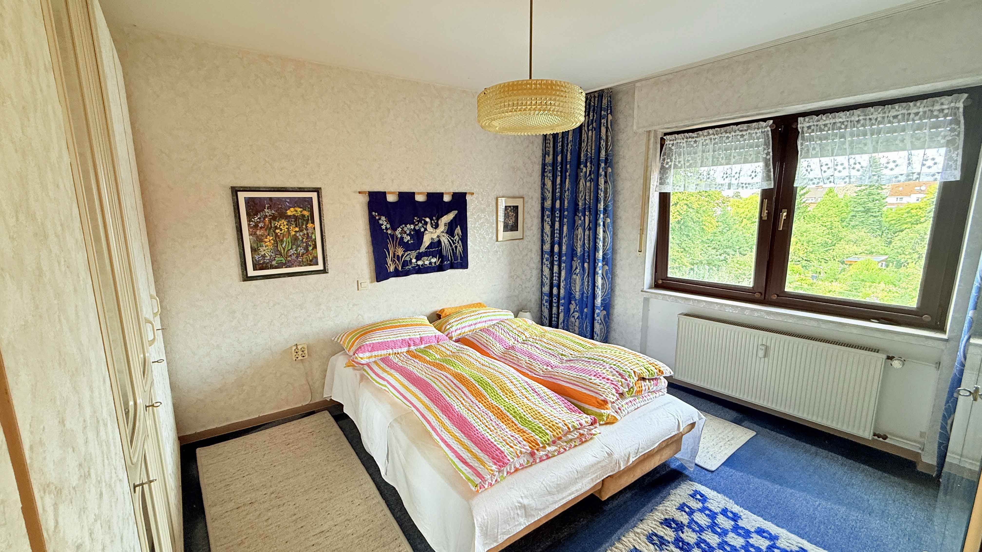 Köln-Porz: Gepflegte 3-Zimmer-Wohnung mit Balkon, Keller und Tiefgaragenstellplatz , Schlafzimmer mit großem Kleiderschrank