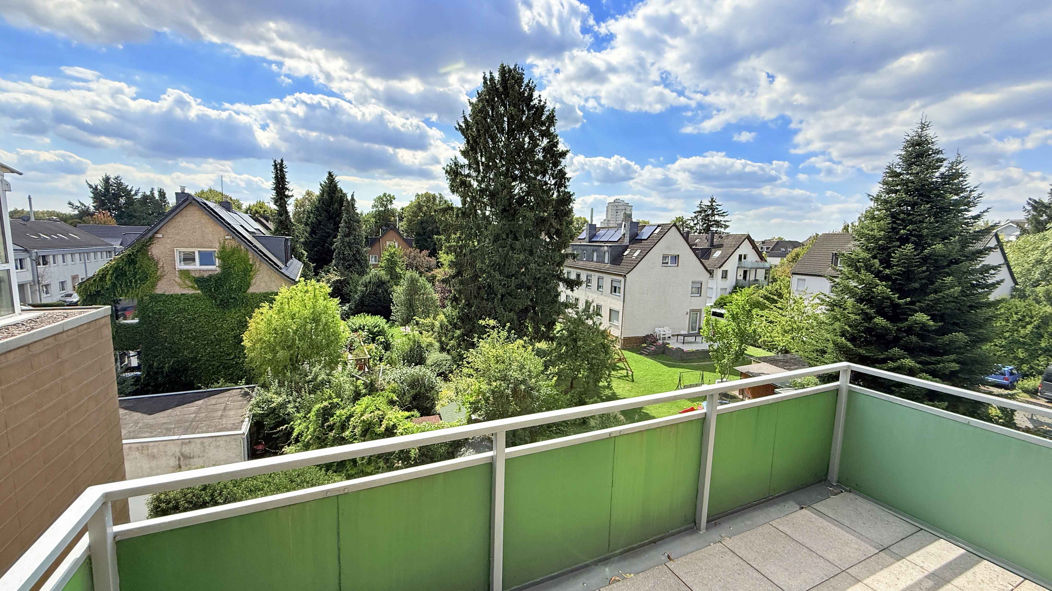 Köln-Porz: Gepflegte 3-Zimmer-Wohnung mit Balkon, Keller und Tiefgaragenstellplatz , ...5 m² großem Balkon und Gartenblick 